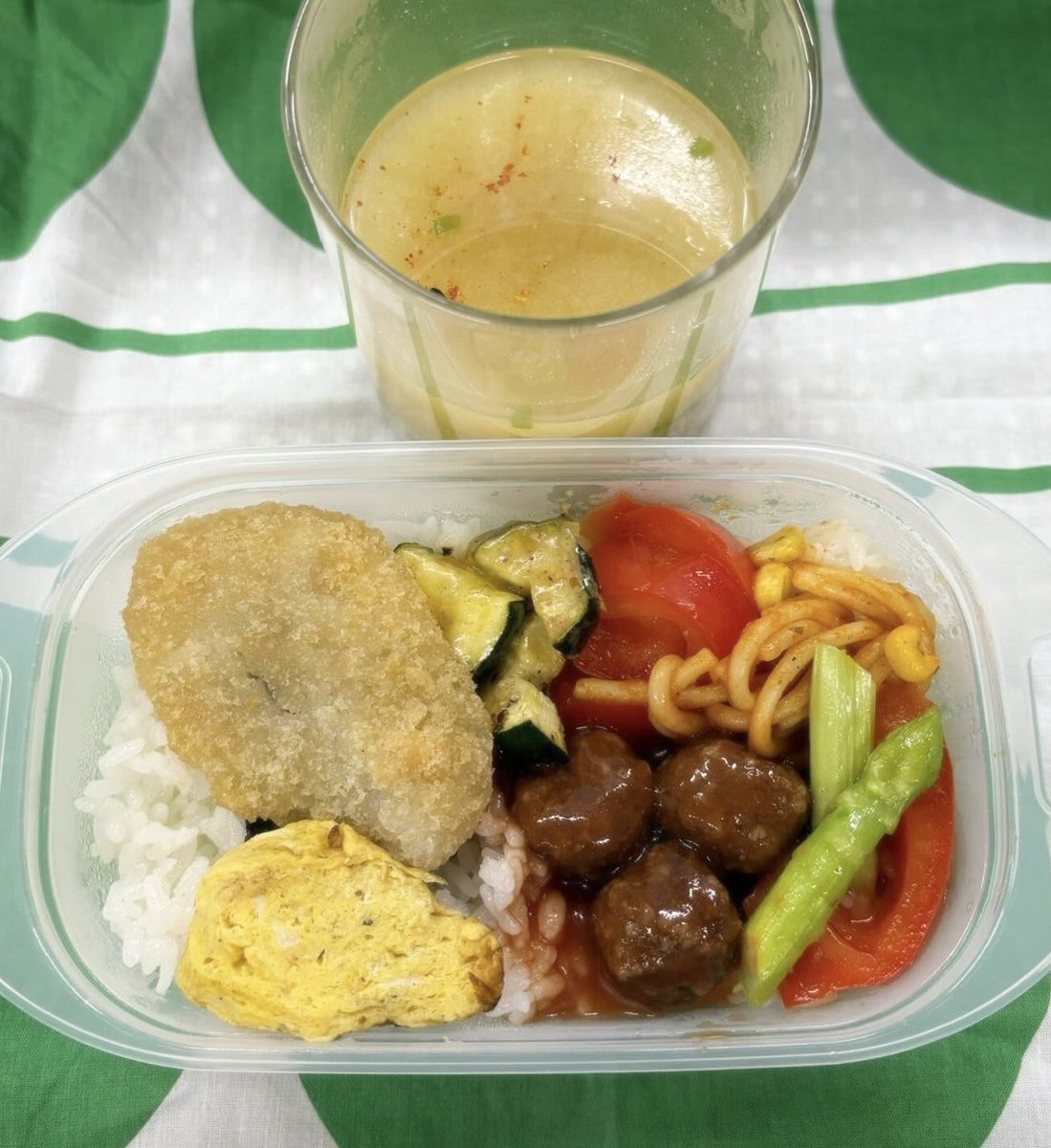 rieu23's tweet photo. 昨日の今日のお弁当。イシイのミートボール。白身魚フライ。
珍しく私もフライが丸ごと入ってるのは、チン失敗によりジューシーさが失われたため。まぁたまには食べたいしぃ〜。意外と味がしっかりしてて美味しいのだよ。 https://t.co/YgjLt4SrIK