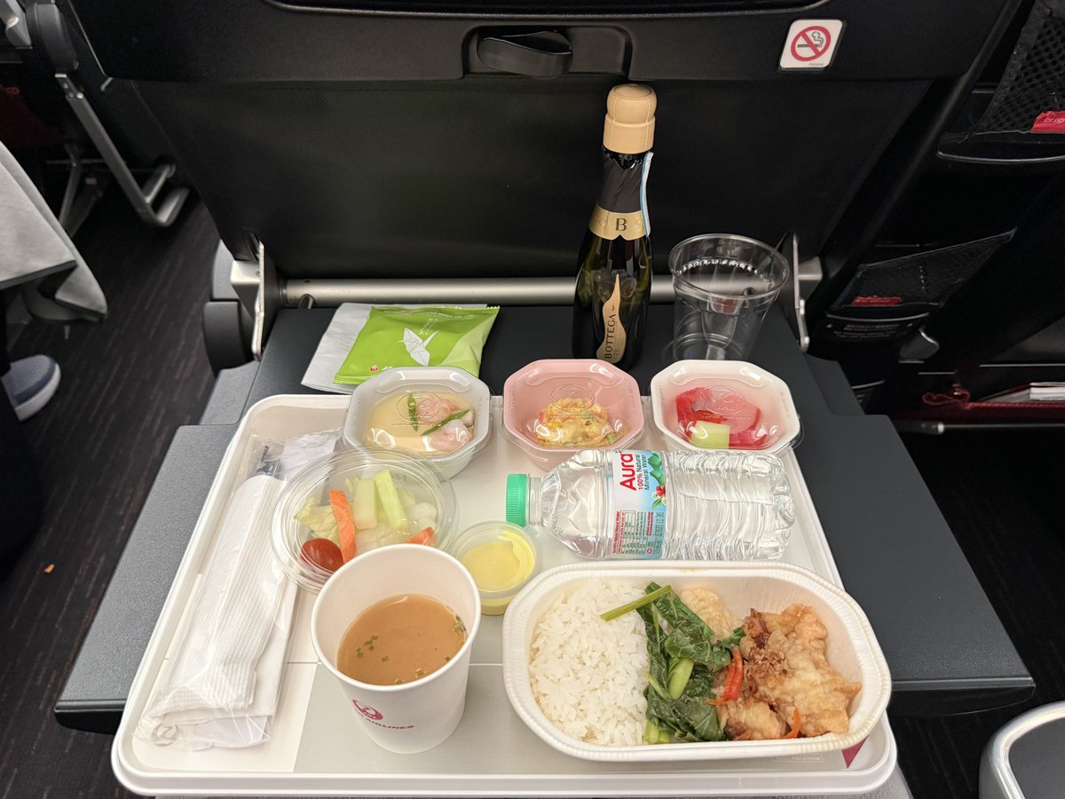 nacks0901's tweet photo. 機内食のお時間ですね。
今日は、白身魚のフライ、タマリンドソース。 https://t.co/H5d50r62YQ