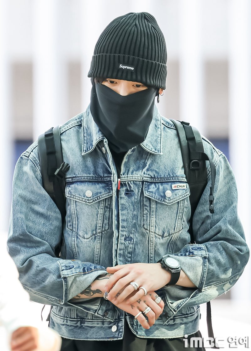 Jungkook_Spain_'s tweet photo. [📸K-MEDIA]
#Jungkook se ve GUAPÍSIMO en el Aeropuerto Internacional de Incheon, para tomar el vuelo que ya les trae de camino a España🇰🇷✈️ 🇪🇸

HAVE A SAFE FLIGHT JUNGKOOK AND BTS https://t.co/XoRsDV0asP