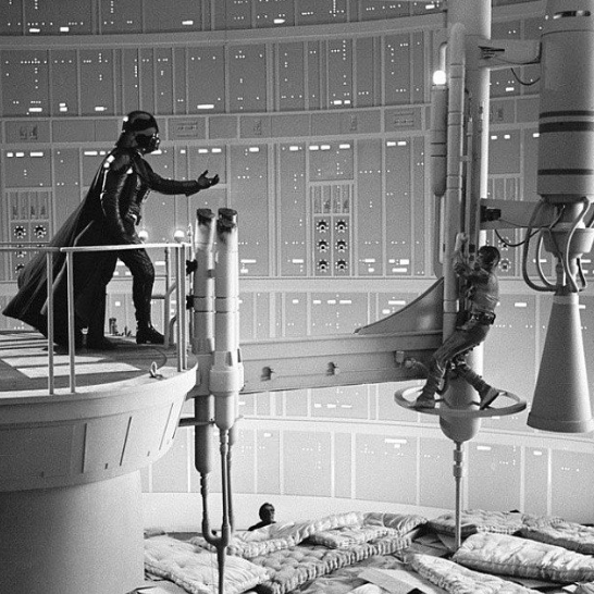 FotosDeFatos's tweet photo. Cena de 'Star Wars V - O Império Contra-Ataca', lançado em 2 de maio de 1980, em que Darth Vader conta a Luke Skywalker que é seu pai. https://t.co/5sRN0Zr3f4