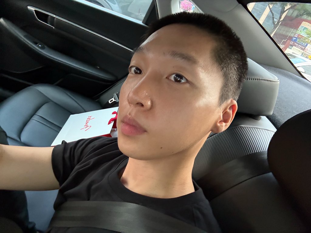 pogingluv's tweet photo. 나 까까머리정말안조아하는데
얘는왜캐기엽지.. 귀여운데군대가야돼?.. 동그랗잖아..그러면안가도되는거잖아 https://t.co/9zZ9KkFMzI