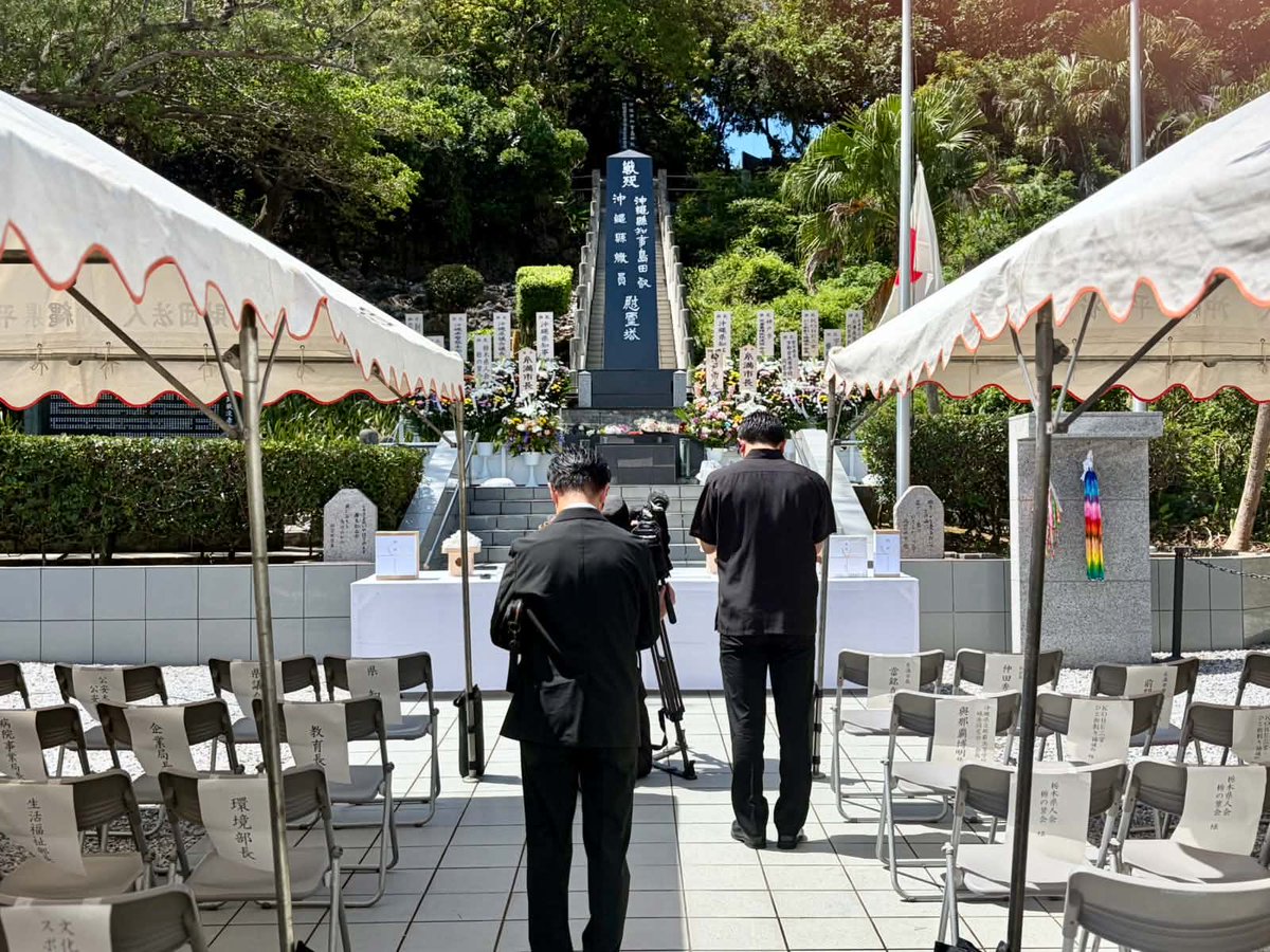 jinkamiya's tweet photo. 今日は沖縄戦が終わった日。
今年も沖縄全戦没者追悼式に参列してきました。

総理や両院議長も参加され、
厳かに式典が行われましたが、
総理の挨拶の時にだけ騒ぐ人がたくさんいて残念な気持ちになりました。

沖縄、広島、長崎、東京
年に4回の追悼の機会に、平和の大切さを考えることに意義があると思います。

参政党からは和田議員、岩本議員も参加してくれました。
石垣市の中山市長にも挨拶できました。