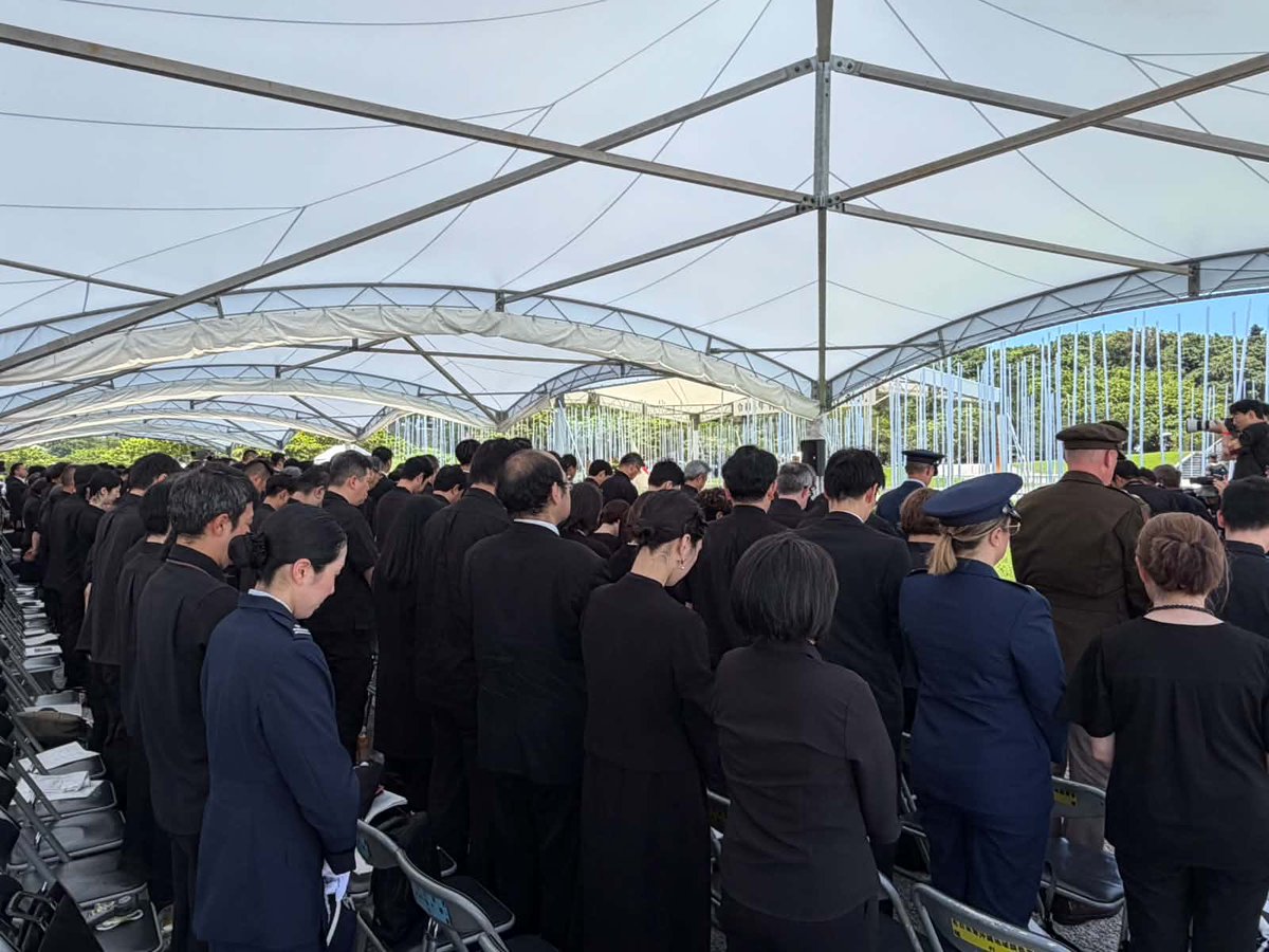 jinkamiya's tweet photo. 今日は沖縄戦が終わった日。
今年も沖縄全戦没者追悼式に参列してきました。

総理や両院議長も参加され、
厳かに式典が行われましたが、
総理の挨拶の時にだけ騒ぐ人がたくさんいて残念な気持ちになりました。

沖縄、広島、長崎、東京
年に4回の追悼の機会に、平和の大切さを考えることに意義があると思います。

参政党からは和田議員、岩本議員も参加してくれました。
石垣市の中山市長にも挨拶できました。