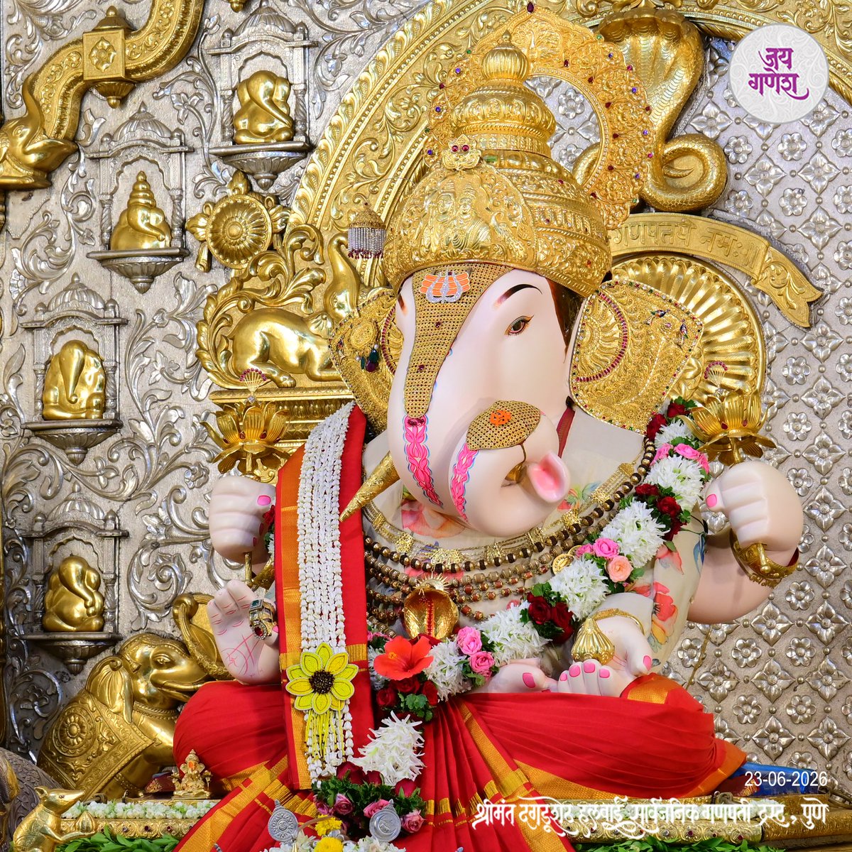 DagdushethG's tweet photo. 🌺 मंगळवारचे सजलेले बाप्पांचे सुंदर रूप🌺

https://t.co/CW7Tnb7MzJ

#shrimant #dagdushethhalwaiganpati
#shrimantmoraya
#shrimantdagdusheth
#dagdusheth #dagdushethganpati #pune #punekar https://t.co/gXxJCuUvVS