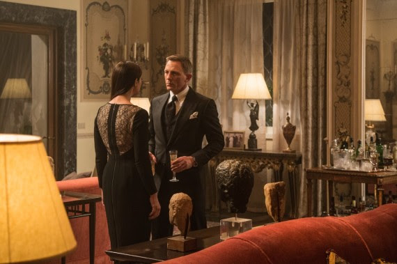 merlinpapin3's tweet photo. #DéfiCinéClassique2026  Juin 2026 (Espions) Vu le film #007Spectre de Sam Mendes (2015) avec Daniel Craig Christopher Waltz Léa Seydoux Monica Bellucci Andrex Scott Ben Whishaw Dave Bautista Ralph Fiennes Naomie Harris

un défi espion sans 007 n'est pas un défi

Concernant James Bond, j'ai le même principe, je suis un fan de la série, j"ai vu tous les films, même les faux que les aficionados considèrent comme blasphématoire, ce qui me permet quand un épisode est moins bon de le dire, c'est cela la diversité de l'opinion, être d'accord sur tout ce s'appelle de la dictature.

Revenons à nos moutons, ou plutôt à 007.

Le film commence comme la plupart du temps, par une séquence, qui n'a rien à voir avec la suite de l'histoire, elle se passe à Mexico pendant la célébration du Jour des Morts et la ville flamboie de partout, costumes et personnages haut en couleurs. Pour moi c'est la meilleure séquence du film, amenant ce que c'est très bien faire Sam Mendès, un espace spectaculaire et exotiques, tel qu'on consent James Bond. Bon il faut dire que la James Bond Girl numéro 3 du film, Stéphanie Sigman, ne passe beaucoup de temps à l'écran. Mais cette séquence restera dans les meilleures des Bond, même si le Mexique n'est pas content.

Puis James se prélasse dans un costume de squelette (un reste de Mexico) avec une belle mexicaine pour une nuit torride, enfin le pense t-on, James Bond ayant d'autres chose à faire , éviter un attentat à la bombe, fait exploser un bâtiment (même si c'est gros) puis s'amuse en hélicoptère en dessus de la foule.

Puis suit le vrai générique, qui lui m'a beaucoup déçu, quand on connaît ce qu'on avait vu dans les épisodes précédents, même si Daniel Craig est très en forme, roulant des galoches et un python s'enroulant autour de ces déesses, comme une exposition sexuelle, mais bon cela passe, mais le gros point noir de cette ouverture, c'est la chanson de Stan Smith, celle-ci n'est pas très bonne, et cet Adèle au Masculin, n'a pas le talent de cette dernière.

Bon Bond doit retourner à Londres, pointé à son travail, les vacances cela a du bon, mais le nouveau patron "M" de Bond (Ralph Fiennes) lui tire les oreilles, car notre Bond n'est pas très respectueux des règles du programme 00.

Mais comme dans toutes les sociétés quand on merde, on se retrouve avec des chefs qu'on ne voulait pas , un dénommé C (Andrew Scott) qui n'est pas au niveau des comédiens de la série (on l'avait vu dans Pride, Jimmy's Halll), qui veut mettre fin au programme 00, et donc empêcher 007 de papillonner à droite à gauche, et de faire sauter la politique du gouvernement britannique.

Ce personnage est vraiment dans l'actualité, pour ceux qui veulent une surveillance 24 sur 24, non seulement des terroristes, mais également du citoyen lambda (on se croit dans 1984, 30 ans après).

Vu son côté mielleux, on devine aisément ce que va devenir le personnage à la fin du film, ce qui est dommage, mais on est dans un Bond pas dans un Fincher.

Bond retrouve Q (exceptionnel Ben Whishaw) qui va lui donner une seule arme nouvelle, une montre (donc pas de publicité majeure) ce qui est quand même nettement moins que Pierce Brosnan qui en abusait. Mais lui injecte du sang intelligent (pas de globules blanches cela fait trop mal) pour le suivre à la trace, et lui donner l'occasion de le couvrir en le laissant s'échapper et de ne pas le localiser volontairement.

Pour la première fois , depuis le début des aventures de Bond, on voit beaucoup plus Q dans des scènes d'actions et sur le terrain, ce qui me fait dire que c'est un film avec plus de Q.

On voit Miss Moneypenny (Naomi Harris) aussi peut souvent que dans les autres opus, pour lui indiquer qu'il désobéit pour répondre à un ordre de son ancienne patronne (Judi Dench) que l'on voie dans une vidéo reçu après sa mort. D'où le début du film, et son voyage à Rome (comme dirait Daho) pour allez à un enterrement et rencontré Lucia Sciarra (Monica Belluci) jeune veuve éblouissante, mais trop marqué par son deuil. Bon n'allez pas aux toilettes pendant ce temps, car Monica on ne l'a voit pas beaucoup, donc son rôle on ne peut la juger beaucoup. Évidemment elle passera la nuit avec Bond (qu'en pense Vincent), aussi vite qu'une nouvelle relation dans Secret Story, (on avait deviner mes chéries).

On apprend aussi au détour d'une scène, que Bond n'est pas trop sérieux, car il jette par terre deux coupes de champagne (quel gâchis) au lieu de les poser sur une table pas très loin de lui (son côté macho peut être). (Flûte elle est tombée).

Il apprendra de la belle dans le creux de l'oreille, qu'une réunion secrète est en cours dont faisait partie son époux.

Donc pour la première fois du film, on aperçoit la silhouette du méchant du film, qui parle doucement pour donner ses ordres, comme s'il était sur de lui et de son pouvoir (allez une petite référence au Parrain, ou Brando était dans l'ombre).

La scène est efficace par son côté sombre, mais je trouve le personnage et l'interprétation de Christopher Walz en dessous des autres méchants que l'on a vu (Madsen, Froebe ou Bardem), pour moi c'est le point faible du film, les scènes où il est sont importante mais le personnage je le trouve faible (mais ce n'est uniquement que mon avis).

Le méchant l'aperçoit au balcon, et s'ensuit des cascades et une poursuite en voiture dans Rome, qui va exciter les fans de gros cube, mais il manque un peu d'humour dans ce type de scène.

MoneyPenny va lui dire que son Roi Pâle est en fait un de ses meilleurs ennemis Mr White (Jasper Christiensen) qui habite l'Autriche, qui sera l'occasion de nouvelles poursuites dans la neige, cette fois en avion, toujours très spectaculaires, dans la lignée des meilleurs Bond.

Mais voilà Mr White a une fille, et malgré sa gueule de déterré malade et mise a mal par la société secrète, il donne des informations à 007 en échange de veiller sur sa fille, qui est ........ je vous donne en mille Émile .................. Evidemment , elle fallait bien qu'elle arrive dans l'histoire, et comme Bond à la réputation d'aimer les petites françaises (nous on aime les petites anglaises) et il ne s'en prive pas, mais pas jusqu'à manger un cassoulet ou un steack frite avec la belle, il se contente de champagne et de Martini.

Dans une scène avec la belle (Léa Seydoux), on s'aperçoit de l'identité du méchant alias Franz Obenhauser (Christopher Walz) qui serait mort plusieurs années précédentes, mais en réalité Obenhauser est un ancien méchant des histoires de Bond, qui avait l'habitude de changer de visage (oui car on changeait d'acteur), on le devine assez vite, si on est perspicace.

Craig est toujours bien en Bond ce qui est déjà pas mal, les trois gros plans du début (Mexico, Rome et l'Autriche)sont spectaculaire à souhait, mais je met un bémol, sur les scènes à Londres, notamment avec C, même si Q est très intéressant.

Côté James Bond Girl on a pas tiré le gros lot, cela manque un peu de charme.

A l'arrivée un Bond ce laisse toujours voir avec plaisir, si pour celui on retire Sam Smith et C.

Maintenant le méchant de l'histoire n'est pas mort , la James Bond Girl non plus, moins noir que Skyfall il est vrai. Pour les amateurs de la WWE , on remarquera Dave Bautista, qui ne restera pas dans ma mémoire de cinéphiles.

❤️si vous aimez