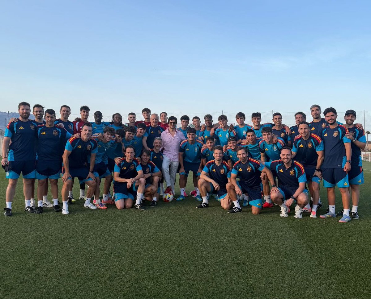 LadyXanitaX's tweet photo. Un padre orgulloso de su hijo y un hijo orgulloso de su padre. Morante visitó ayer, en Alfaz del Pi, a la concentración de la Selección Sub-19 en la que está convocado su hijo @moranteantunez https://t.co/wj2pVUNbsO