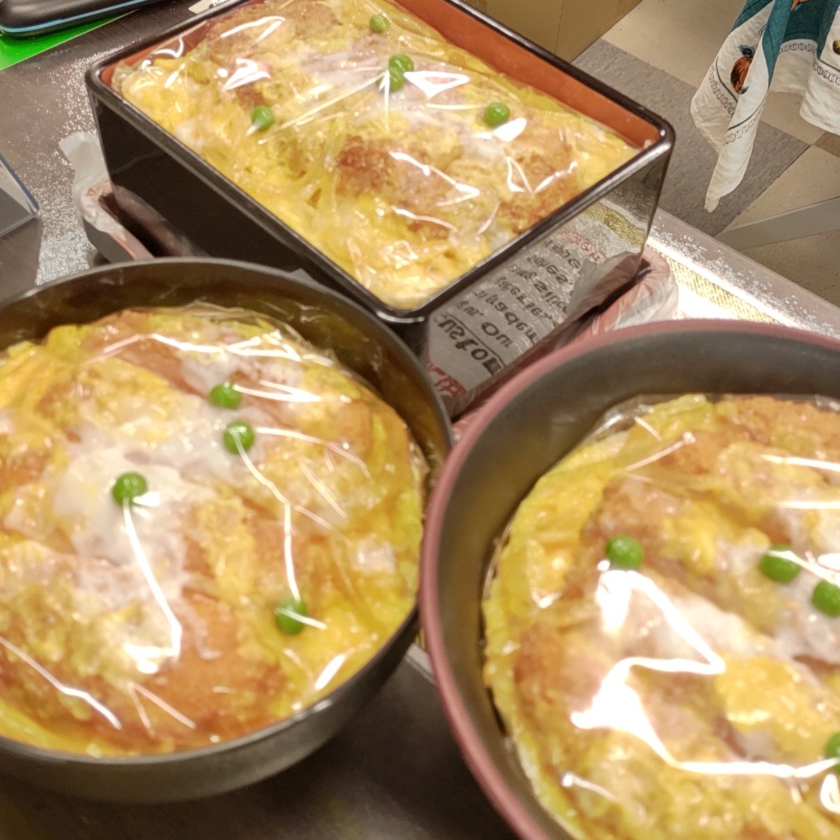 310sample's tweet photo. 【かつ丼入荷しました。】
かつ丼と言うと東京では、醤油のはいった甘辛い出汁と溶き卵で煮た調理法なんですが、お客さまのいらっしゃる地域によっては違っていたりします。ご新規のお客さまのかつ丼のお問合せの時は、「玉子でとじたほうのですか？」と尋ねるようにしております。#飲食店プロ向け https://t.co/3EAFoGKsQQ