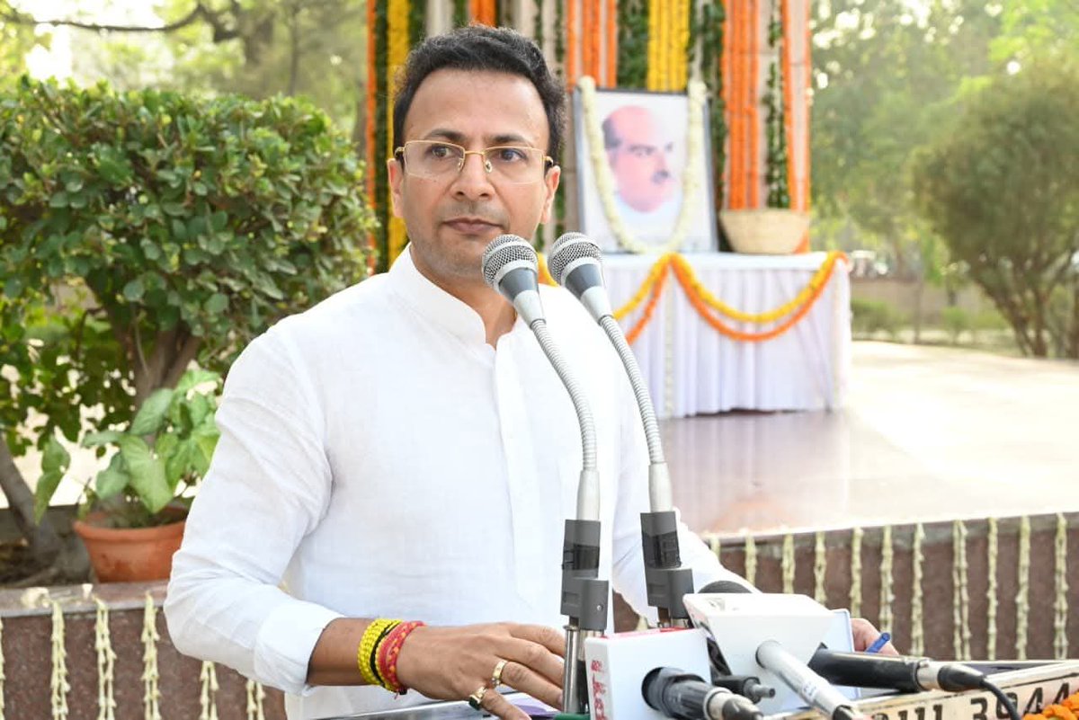 visshnumittal's tweet photo. भारतीय जनसंघ के संस्थापक, प्रखर राष्ट्रवादी चिंतक एवं महान देशभक्त डॉ. श्यामा प्रसाद मुखर्जी जी के बलिदान दिवस पर नई दिल्ली में उन्हें भावपूर्ण पुष्पांजलि अर्पित कर श्रद्धापूर्वक नमन किया।
उनका त्याग, संघर्ष और राष्ट्रभक्ति का आदर्श प्रत्येक भारतीय को मातृभूमि की सेवा के लिए सदैव प्रेरित करता रहेगा।

दिल्ली भाजपा के प्रदेश अध्यक्ष श्री @hdmalhotra जी की अध्यक्षता में भाजपा के राष्ट्रीय संगठन श्री वी सतीश जी मुख्य वक्ता के रूप में उपस्थित रहे। 

दिल्ली की लोकप्रिय मुख्यमंत्री श्रीमती @gupta_rekha जी व वरिष्ठ नेताओं की गरिमामय उपस्थिति रही। 

@BJP4Delhi 
#DrSyamaPrasadMookerjee