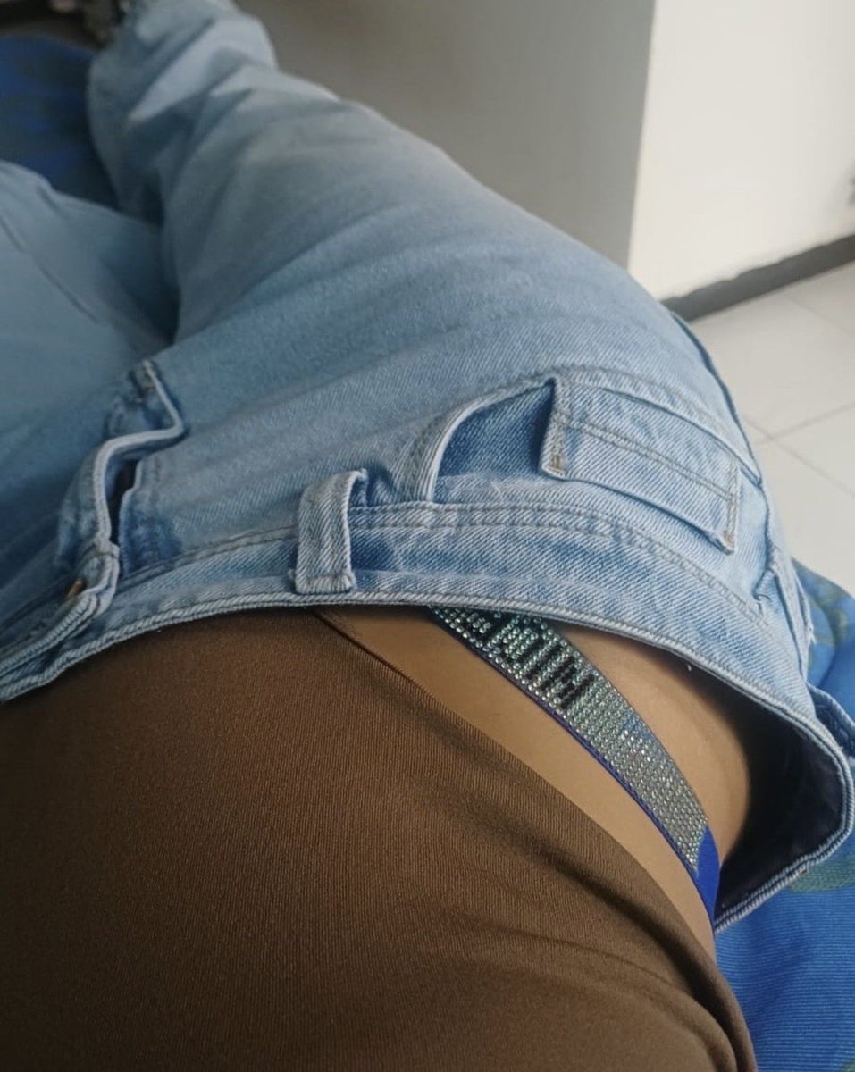 ParMurPyB's tweet photo. Tardes aburrida en el sofá…. Alguien me da alguna idea? 😈 https://t.co/0CFhQeh0gD
