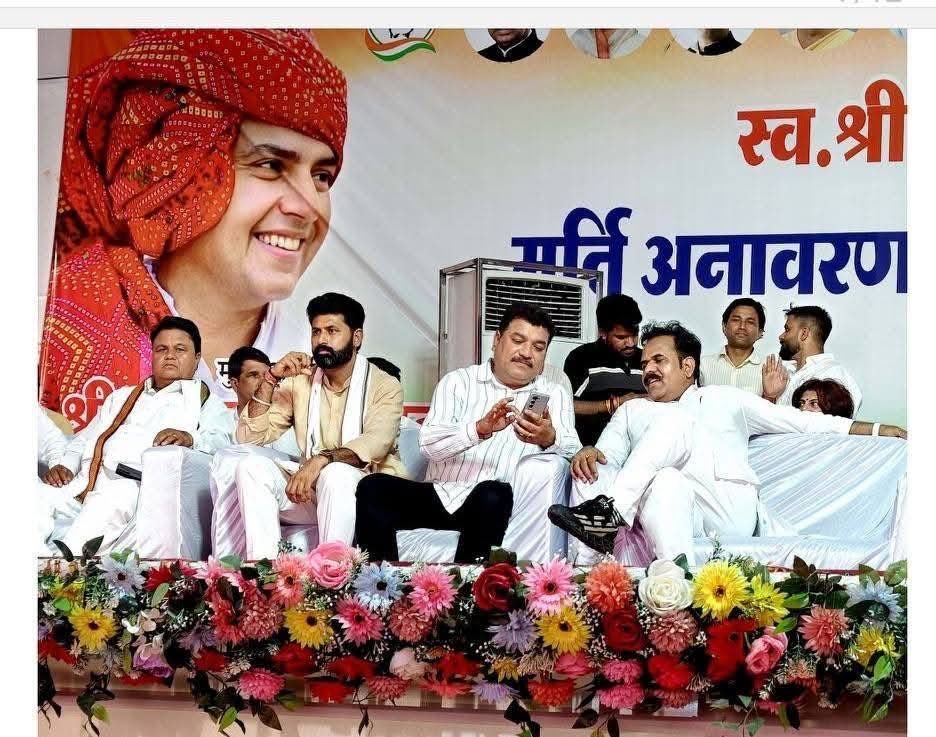 Rajasthan_Radio's tweet photo. Loud &amp; Clear: जो सचिन पायलट के साथ हैं, वो हमारे खिलाफ हैं और हम उसके ख़िलाफ़ हैं! https://t.co/stfXOCex2w