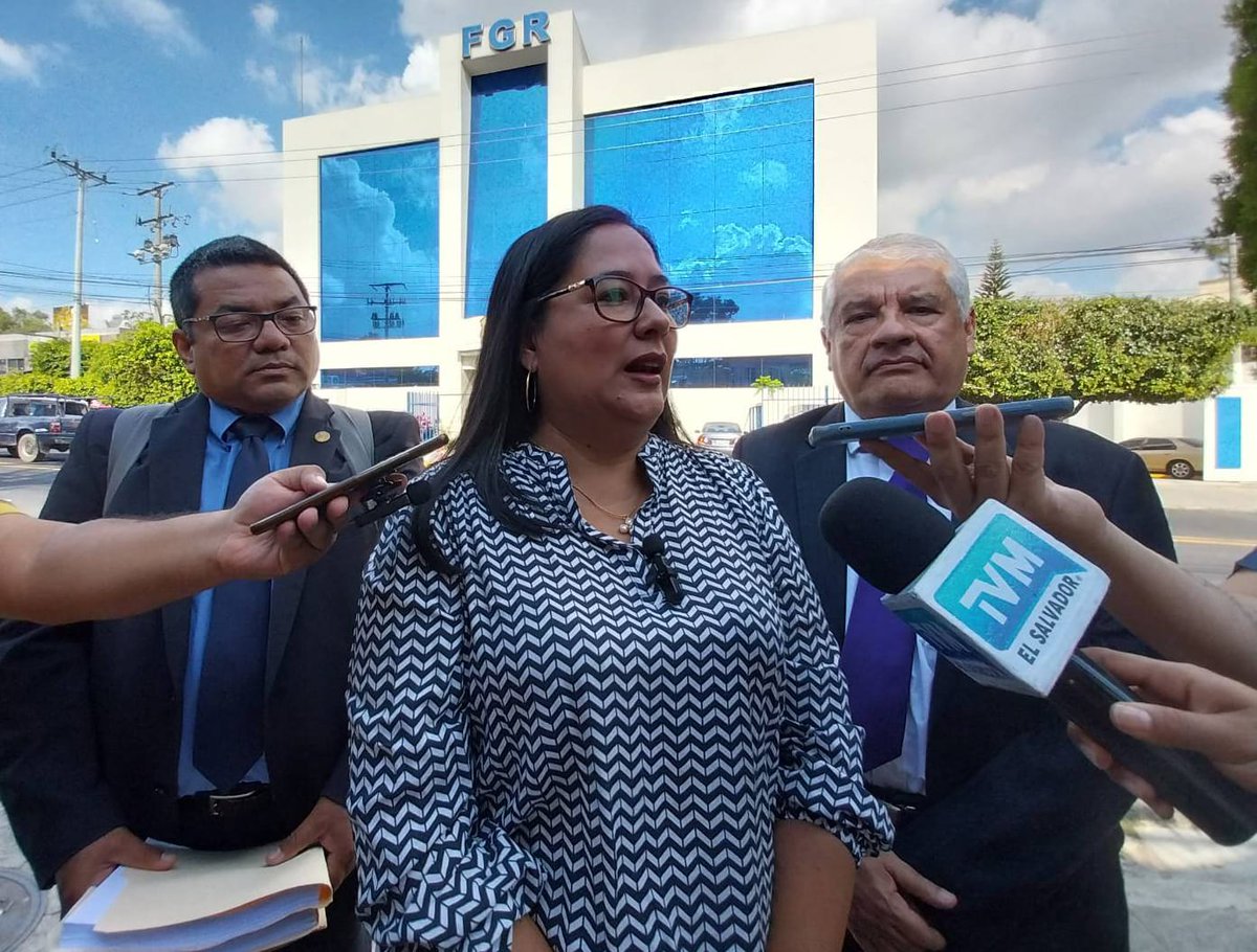 NinaKako77's tweet photo. ⚪️ ¡400 días de injusticia!

"¡No van a callarme!"
"¡Quiero un juicio público!"
"¡La gente merece saber!"
"¡Quien nada debe, nada teme!"

Han intentado silenciar a Ruth López por 400 días.

¡Amplifica su voz!

#LibertadParaRuthLópez presa política en #ElSalvador https://t.co/QXj7LY70BM
