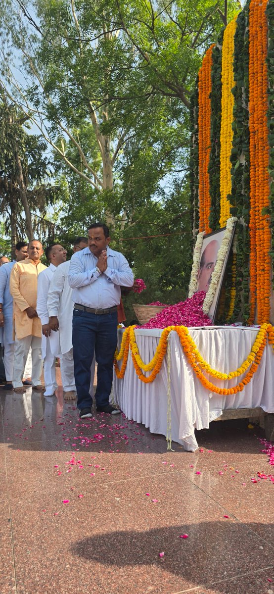 Deepaks_BJP's tweet photo. एक देश में दो विधान, दो प्रधान और दो निशान – नहीं चलेंगे।"

यह केवल एक नारा नहीं, बल्कि राष्ट्र की एकता और अखंडता के लिए डॉ. श्यामा प्रसाद मुखर्जी जी का दृढ़ संकल्प था।

महान शिक्षाविद्, प्रखर राष्ट्रवादी विचारक, भारतीय जनसंघ के संस्थापक https://t.co/5eB9DlWYlg