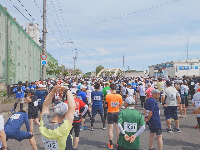OjjLIakP1USoaCN's tweet photo. 本校職員と学生有志で第38回おたる運河ロードレースに参加しました。10kmと5kmにエントリーし、それぞれ小樽市街を走り全員完走することができました。2年生は乗船前のイベント、1年生は初めての参加になりました。 https://t.co/6h8WD2nfhH