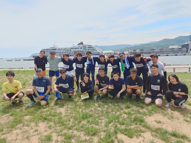 OjjLIakP1USoaCN's tweet photo. 本校職員と学生有志で第38回おたる運河ロードレースに参加しました。10kmと5kmにエントリーし、それぞれ小樽市街を走り全員完走することができました。2年生は乗船前のイベント、1年生は初めての参加になりました。 https://t.co/6h8WD2nfhH