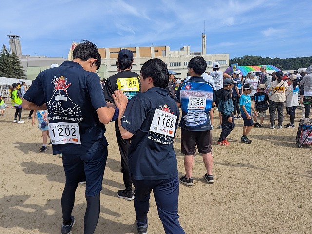 OjjLIakP1USoaCN's tweet photo. 本校職員と学生有志で第38回おたる運河ロードレースに参加しました。10kmと5kmにエントリーし、それぞれ小樽市街を走り全員完走することができました。2年生は乗船前のイベント、1年生は初めての参加になりました。 https://t.co/6h8WD2nfhH