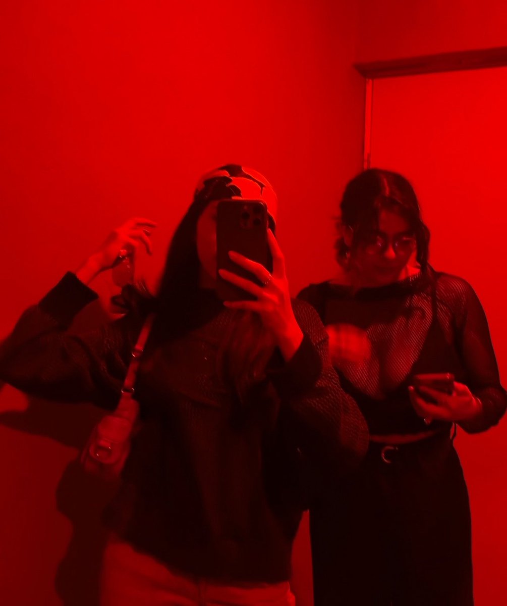 zulycamt's tweet photo. tu tía y su “roomie” con la que lleva viviendo 30 años y siempre lleva a las fiestas familiares 

ayer fue el cumpleaños del amor de mi vida, yo sin ti no soy nada https://t.co/uVqDBzEzZu