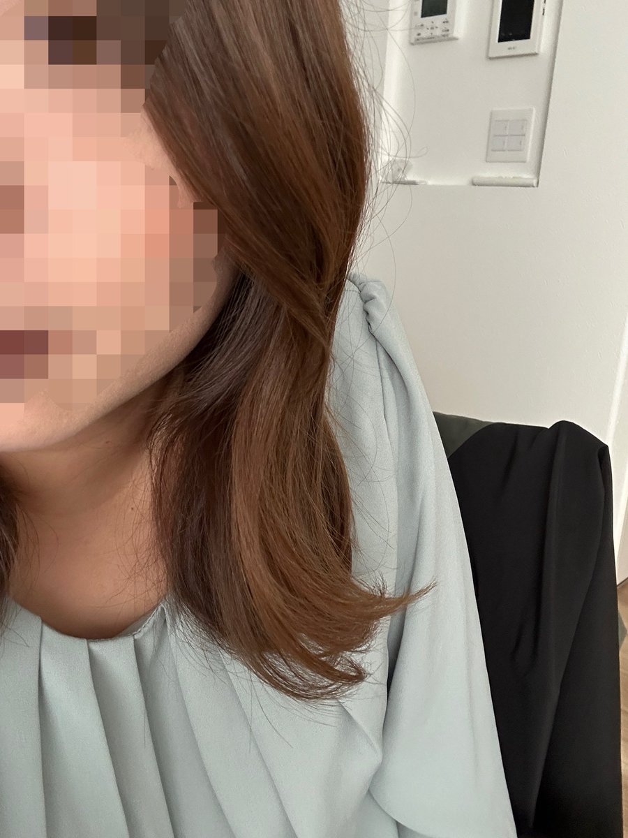 PdBzs's tweet photo. 20cm程、バッサリといきまして
3月からで言うと30cmの断髪が完了。
外巻きかわいい。 https://t.co/XPQuJpe207