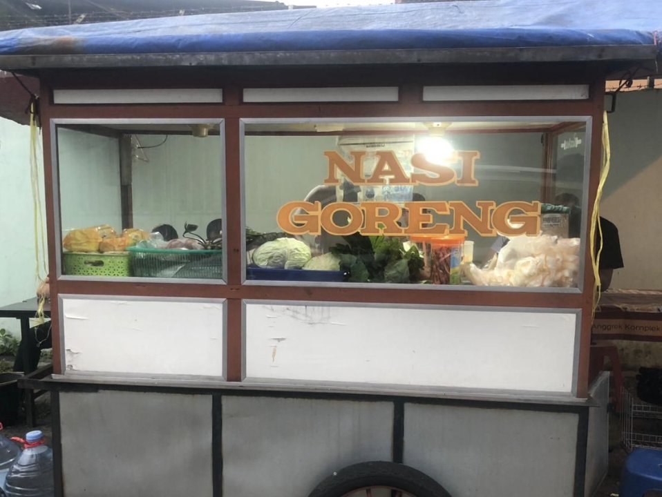 insidefolkative's tweet photo. Throwback ketika dr Tirta kasih ciri-ciri tukang nasi goreng yang enak. 

Menurutnya, tukang nasgor yang enak itu kalo pedagangnya masak pake Polo Shirt, celananya kain, dan sabuknya kulit. Valid ga nih?wkwkw https://t.co/iGYjqUs60H