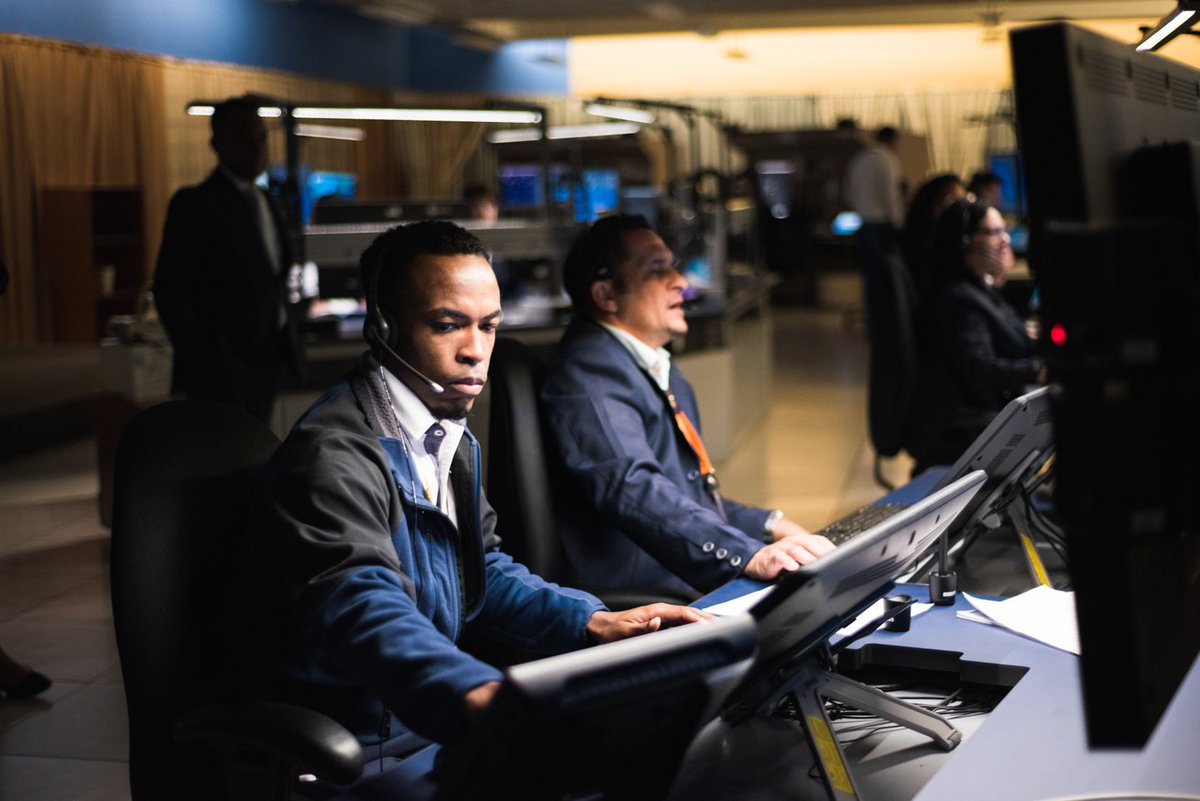 LaCACSA's tweet photo. ✈️ | Los controladores: la voz que calma el viento, la mirada que no parpadea y la certeza de que cada avión tiene un guía en tierra.
 #AviaciónCubana #SeguridadAérea #30AñosCACSA #Profesiones https://t.co/QvIGaxw2yN