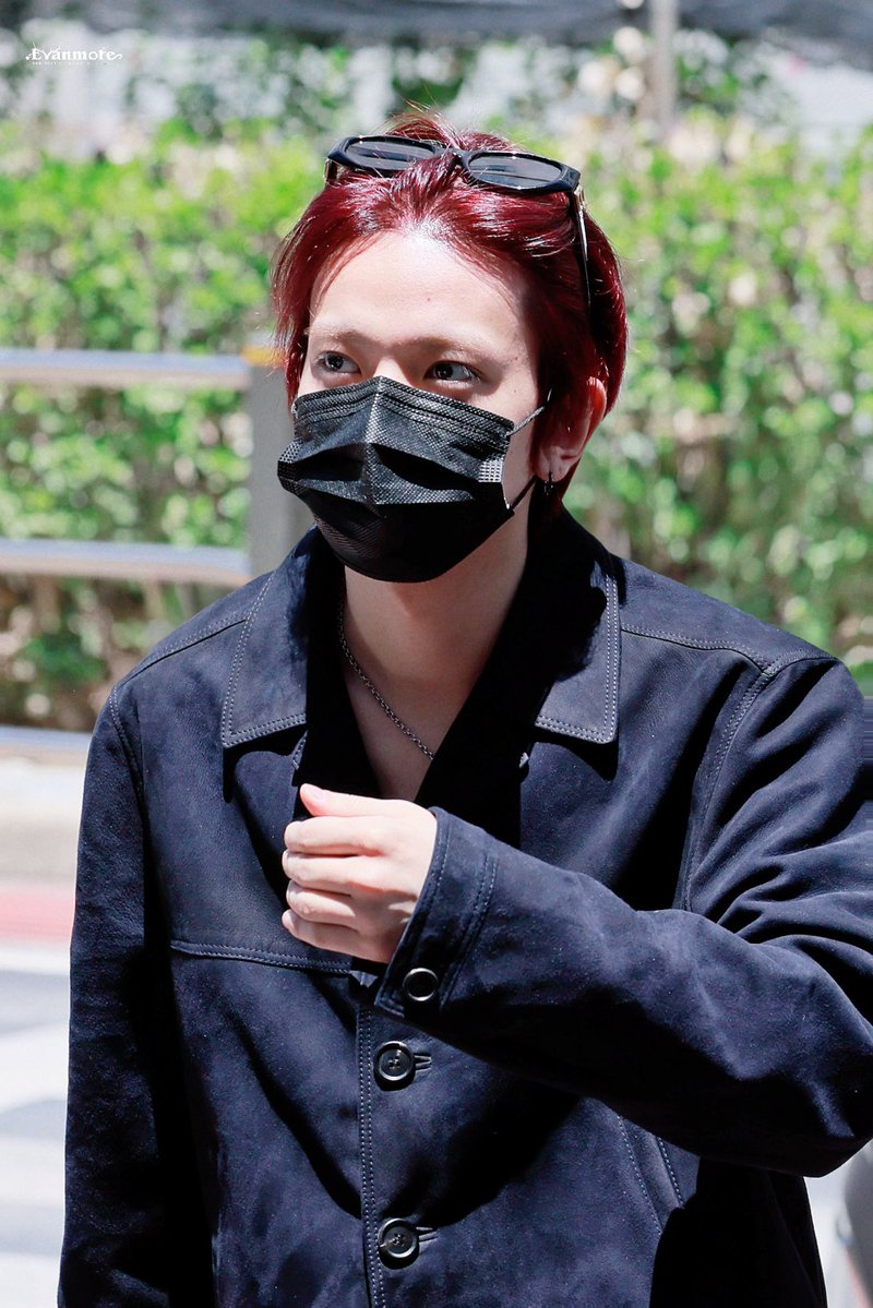 cuddlyheeseung's tweet photo. watch him going viral as the "red hair guy" again at his upcoming festivals 🖤 https://t.co/IgAvzwy8GM
