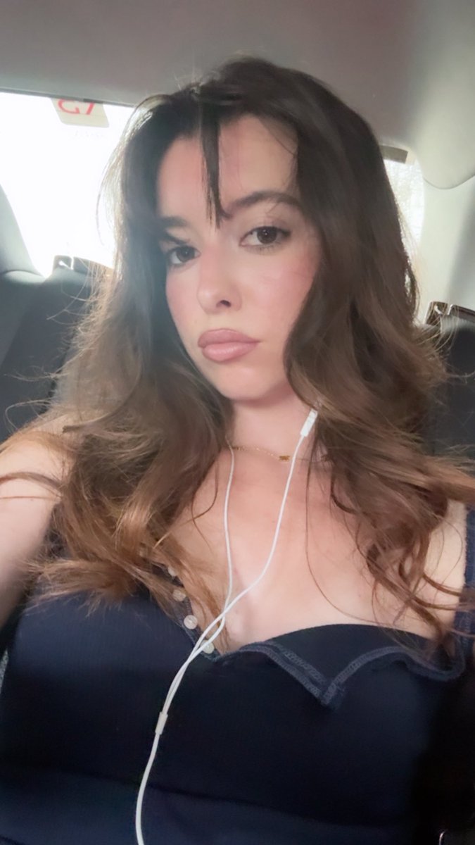 ouiitsbellarose's tweet photo. so i put my headphones on https://t.co/WDTXI3DzyK