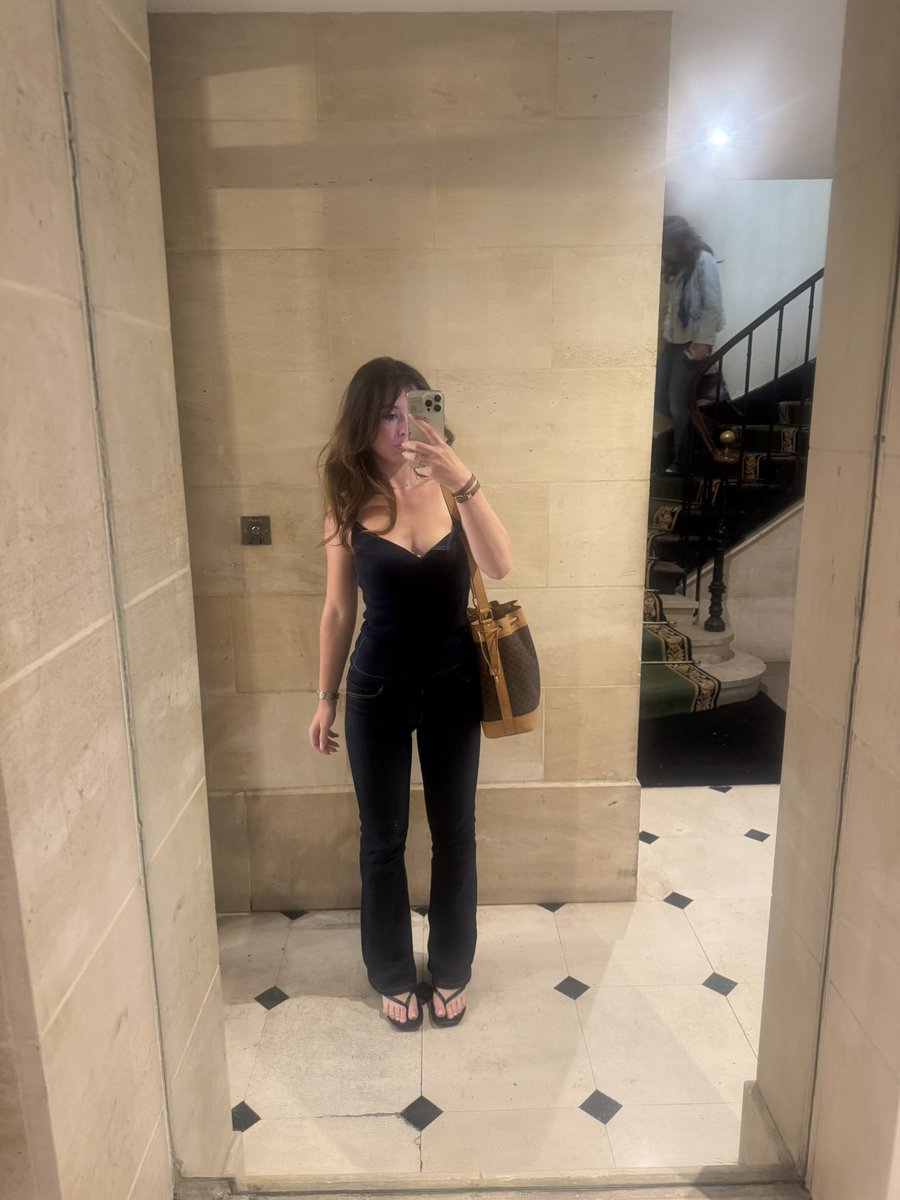 ouiitsbellarose's tweet photo. so i put my headphones on https://t.co/WDTXI3DzyK