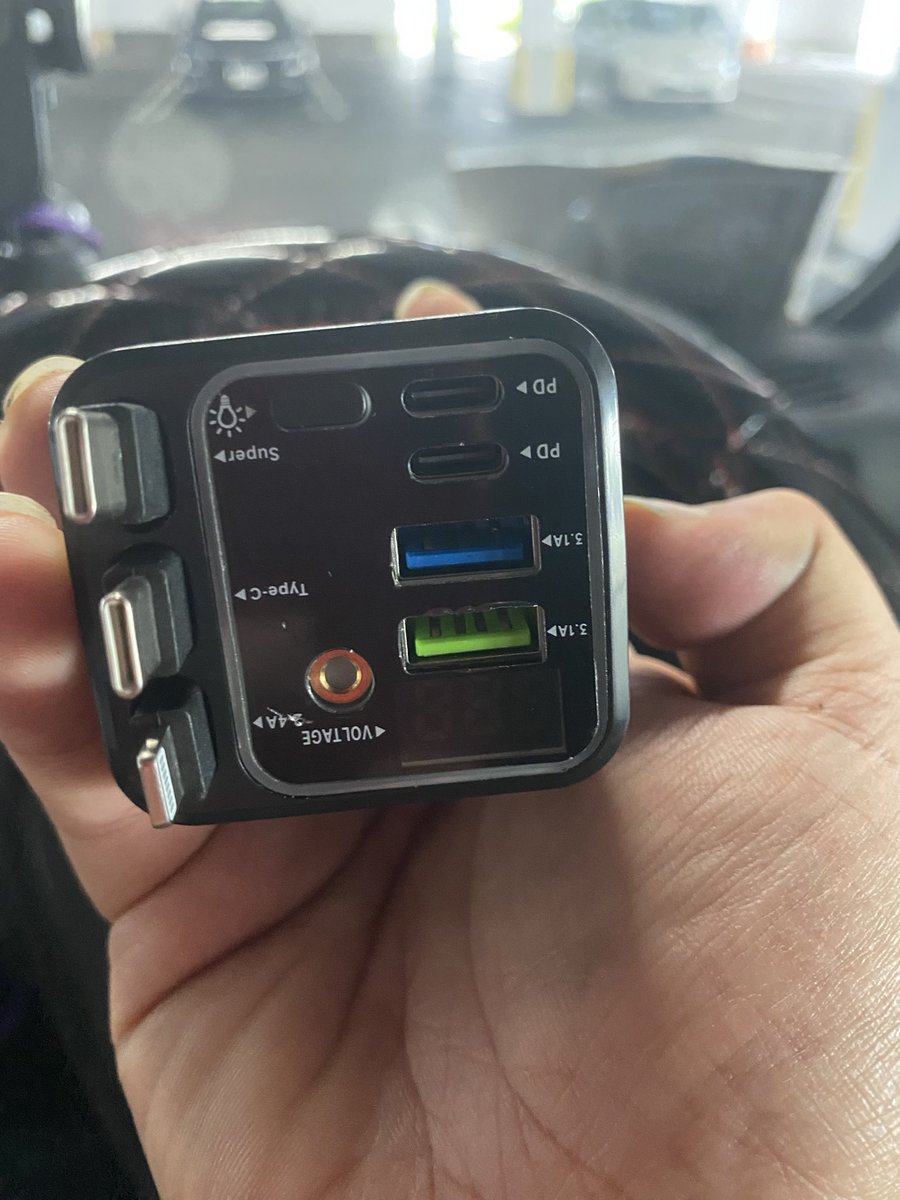 choro912's tweet photo. 🚗⚡車内が一瞬で充電基地に！

これ1台で
🔋Type-C
🔋Lightning
🔋USB-A
🔋急速充電対応

ケーブル内蔵やから
「充電ケーブル忘れた…😇」
がなくなる🤣

電圧表示付きで車の状態もチェックできるし、配達・旅行・車中泊にも便利！

車内に星空ってゆうわけわからんパリピー機能付き☺️

気になった人はTikTok飛んで👇
TikTok限定セール品です！！
https://t.co/6iVRDgyXwe

#TikTokShop #便利グッズ #カー用品 #車中泊 #旅マリオ