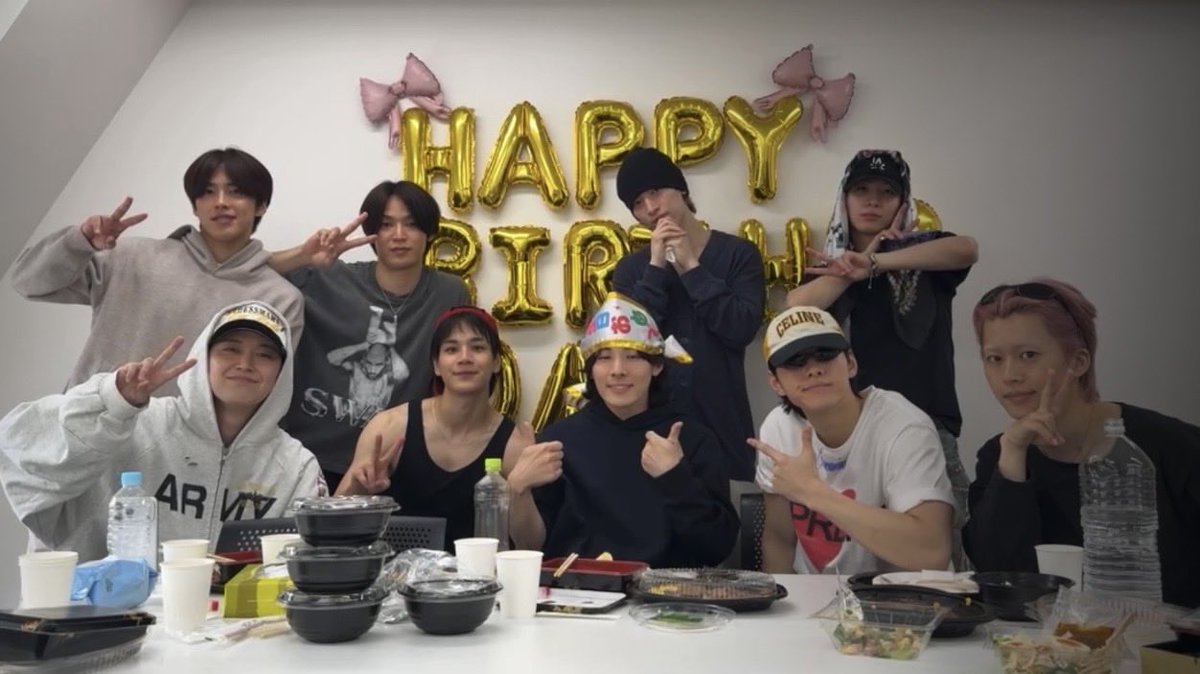 yadoneko2's tweet photo. 拓実🍓お誕生日おめでとう🎉
みんなでワイワイおしゃべりしてるのを
見れて嬉しい
「Sketch」楽しみにしてるね
#拓実と見る景色は満点
#HappyTakumiDay https://t.co/pAYuEx6xzJ