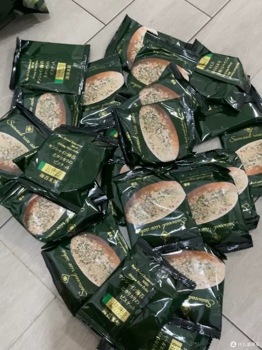 CandeeBabyBoo's tweet photo. New snacks alert  Try this crispy seaweed rice cracker—salty, umami and gone in 2 bites! Who wants a share https://t.co/YeJyOkYgF9