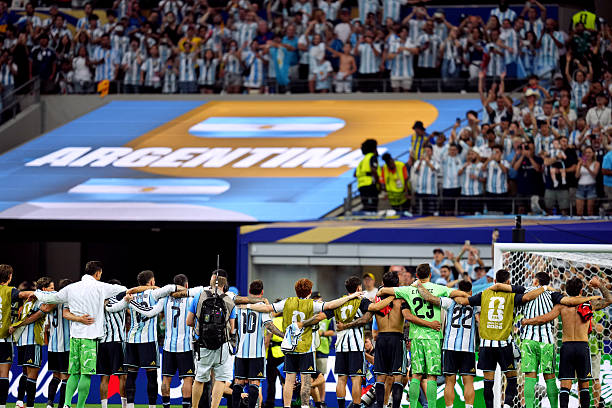 deportes24ar's tweet photo. 🇦🇷🔝LA SELECCIÓN ARGENTINA GANÓ EL GRUPO J y jugará los 16vos de final de la COPA DEL MUNDO el 📅VIERNES 3 de JULIO a las 19 hs (ARG) en MIAMI ante el 2° del grupo H (🇪🇸 - 🇺🇾 - 🇸🇦 - 🇨🇻).

✨Se viene lo más lindo. https://t.co/boGP61lveG