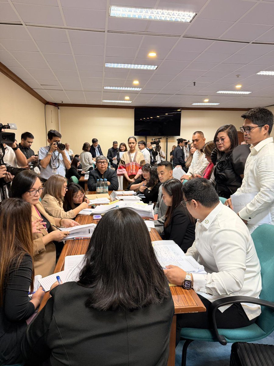 BaconPexcel's tweet photo. LOOK: The House prosecution panel members confer with the defense team during the continuation of the third day of the pre-trial conference before the Senate Impeachment Court in the impeachment case against VP Sara Duterte-Carpio. | @bworldph 

📸: House Prosecution Panel https://t.co/y2kZKEfl5H