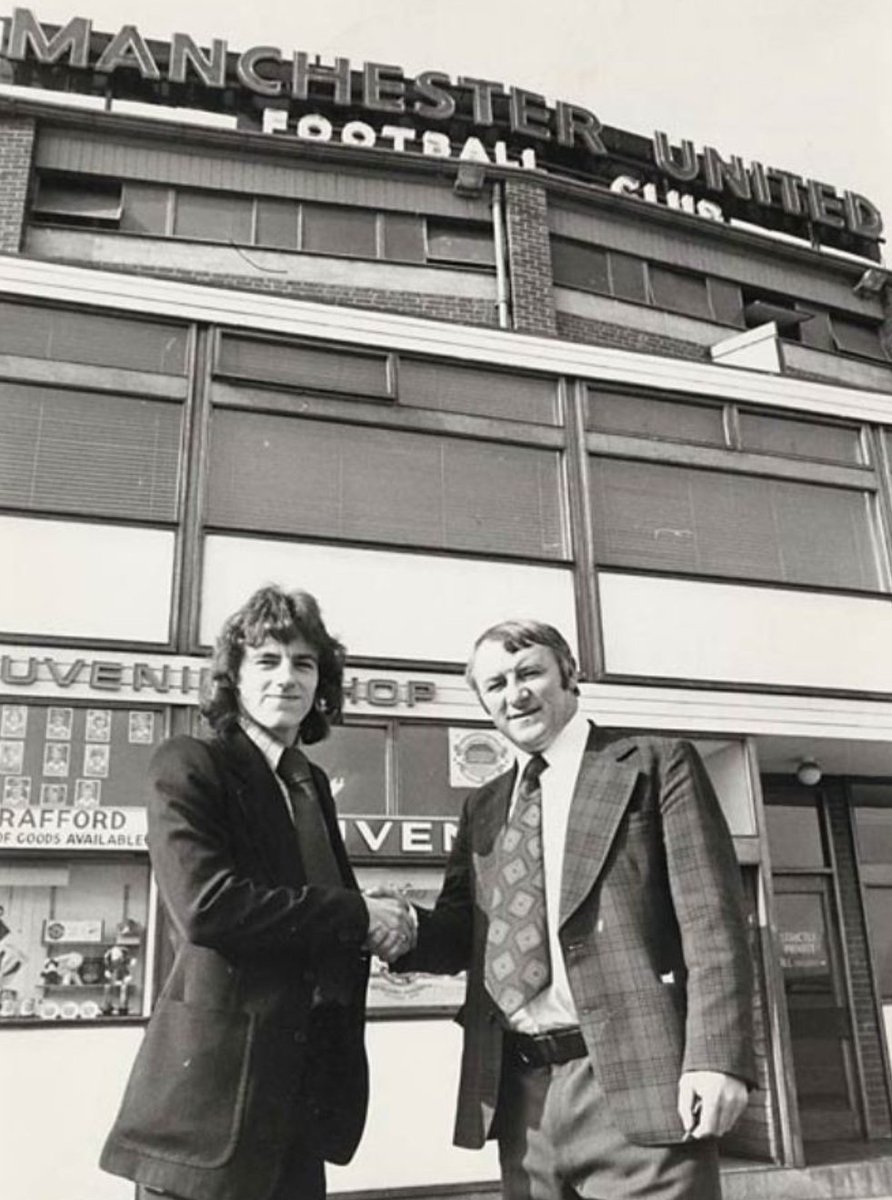 footballmemorys's tweet photo. Manchester United Manager Tommy Docherty welcomes new signing Steve Coppell to Old Trafford back in 1975

#MUFC #ManchesterUnited #ManUtd #Transfers https://t.co/WGTVNeStIs