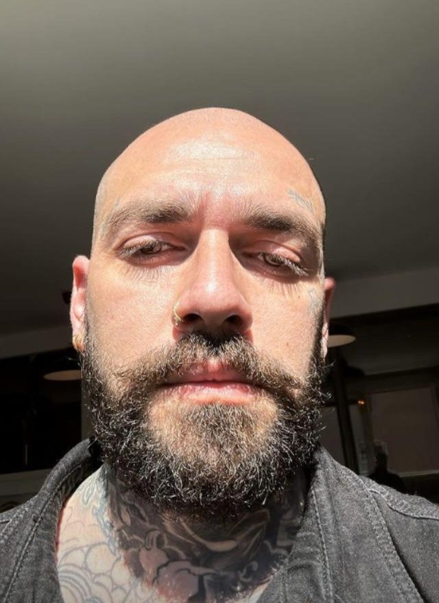gagahaberyeni's tweet photo. Rapçi Ezhel:

“Yıllardır Türkiye’ye gelemiyorum. Bu çok ağır bir şey. Yunanistan’a gidip Türkiye’yi izlemek çok üzücü. Gurbet çok acı.” https://t.co/I4ydDUKbsr