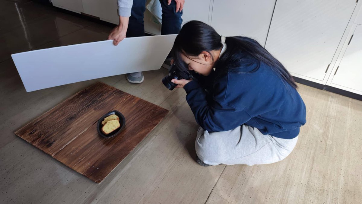 ko_mina_tabel's tweet photo. 【新田康晃さんの河内晩柑】レシピページ制作裏話②
あん・さんくの美波さんのご指導のもと自分たちで加工した「河内晩柑ピール」もふんだんに使用し、豪華な河内晩柑スイーツ3品が出来上がりました💕
完成後はすぐに、カメラ担当者がパシャリ📷冊子に載っている写真はもちろんすべて編集部が撮影✨ https://t.co/GlvPy92be2
