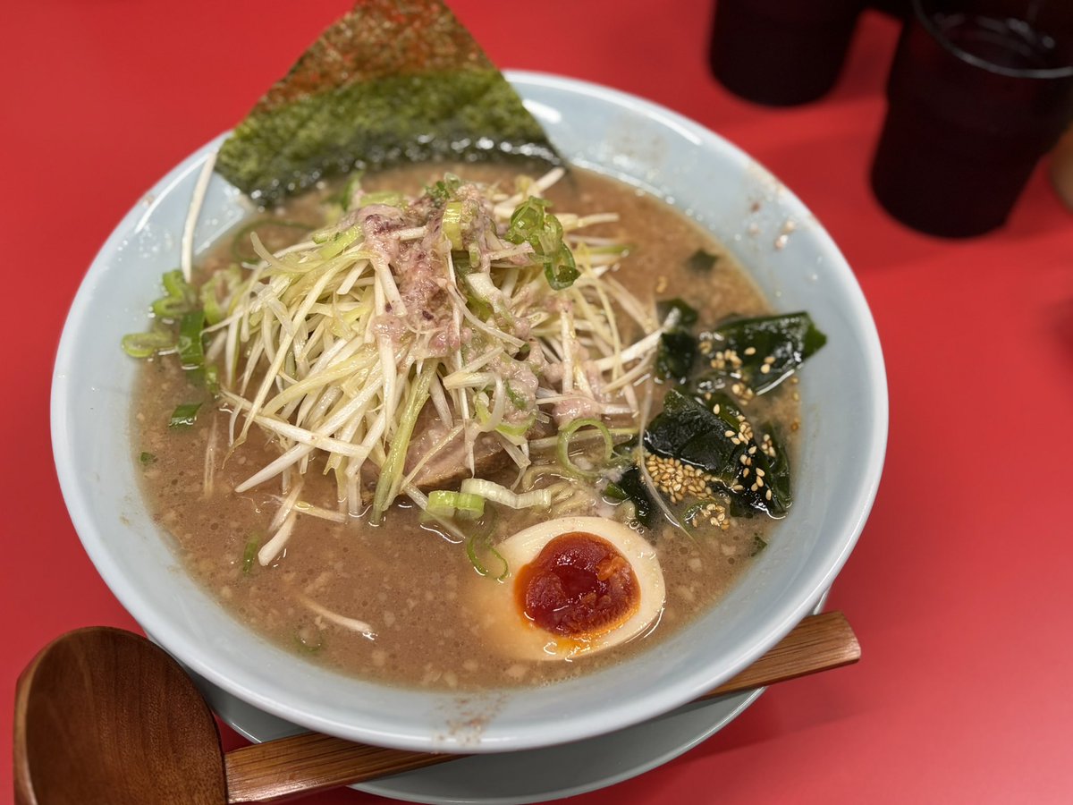 SAAAAAN5's tweet photo. 背脂ネギラーメンとんび 川口
とんびラーメン（コテコテ）

初訪
ラーショっぽい見た目だけどかなり濃厚な豚骨
かなーり濃いめなので卓上にあっさりできる酢とかが味変アイテムであるとうれしいかも🙃

次はお酒飲めるタイミングですかね
ごちそうさまでした https://t.co/O0TWYi9nNx