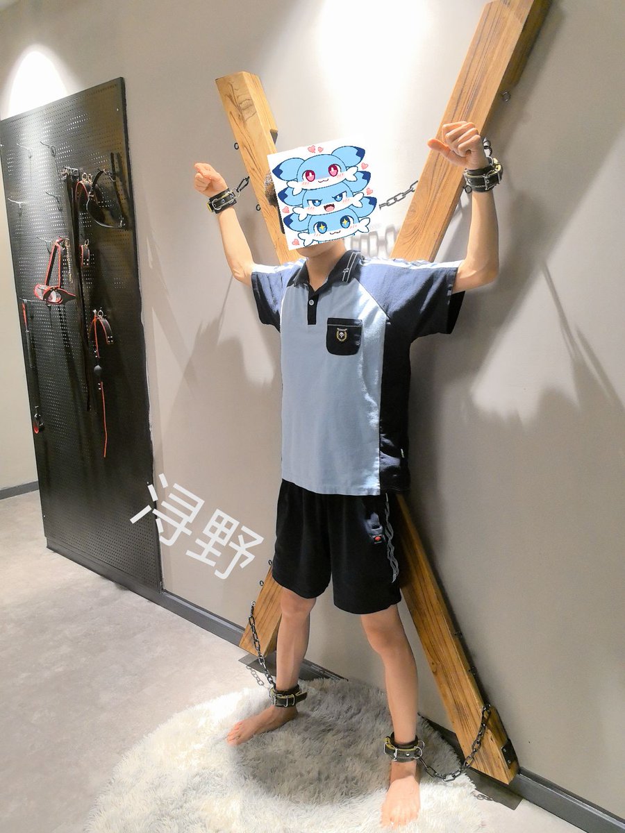 xny1422116's tweet photo. 被固定在架子上的校服男生，接下来会发生什么呢 （帮我转转） https://t.co/jt9uC3afNy