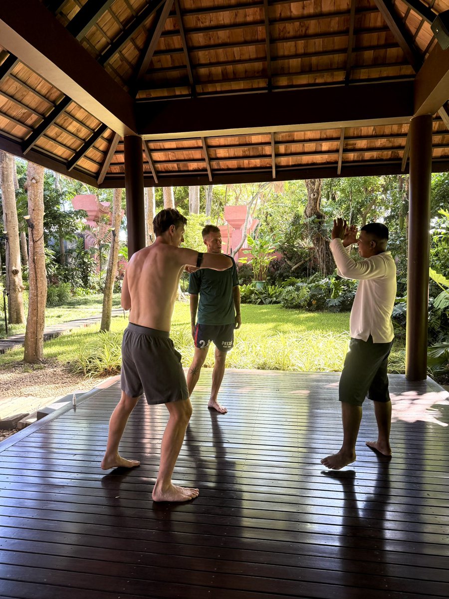 KasperJunker's tweet photo. Muay Thaiを勉強している🇹🇭 誰が勝つ？Kasper vs. Scholz 🤣 https://t.co/AvjgHiVN1N