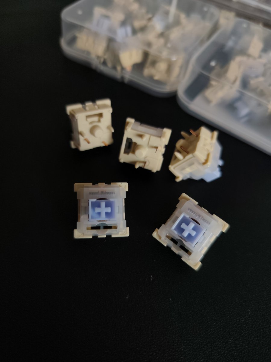 snowishflakes's tweet photo. WTS WANT TO SELL PRELOVED
SWITCH outemu silver moon (copotan dari keyboard Vortex Mono V2 75)
💸 100k
🏠 Depok, Jawa Barat 
🟢 Total 85 pcs switch 

*aku jual krn ganti ke switch lain, dan ini nggak kepake lagi https://t.co/uA9Os3bCMd