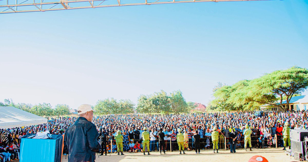 IAMartin_'s tweet photo. Hii inaitwa IGA UFE, JARIBU UFILISIKE.

1. Mbarali, Mbeya
2. Makambako, Njombe
3. Songea Mjini, Songea
4. Masasi, Mtwara

Hii ni mikutano ya hadhara katika mikoa minne tofauti kanda ya kusini na Nyasa. Mikutano mingine imefanyika asubuhi. Watu ni wengi kama mchanga. 

Wananchi wamekuja wenyewe bila kusombwa na kulipwa na wamechangia TONE TONE kuendesha chama chao. Wananchi wanaipenda CHADEMA. 

Mashosti wa mbogamboga, wao hadi bajeti itoke kwa MaCCM na msimu wa uchaguzi ufike ndio unaweza kuwaona majukwaani. Siasa za posho. Shensisana.

#KatibaMpya #FreeTunduLissu
