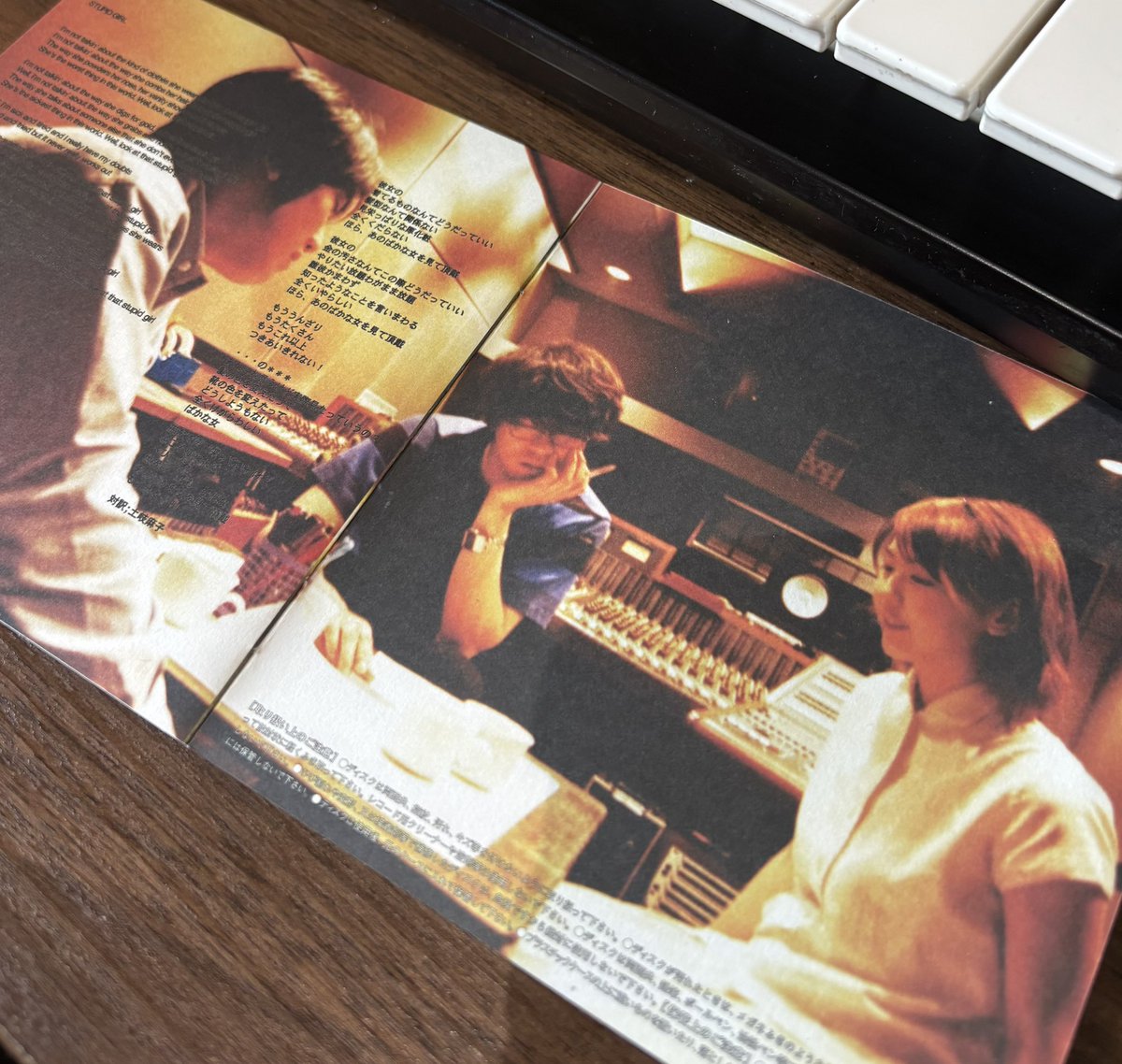 okiireiji's tweet photo. シンバルズ のデビューシングル「午前8時の脱走計画」ブックレット内の写真。デビュー時の公式アー写でもあった。地味w。僕の「甘々のギタポバンドに見られたくない」という涙ぐましい抵抗がこういう形で折々に表出する。そうしたいなら他の方法もあっただろう、と今なら思えるけど。 https://t.co/6xpkZrdBW6