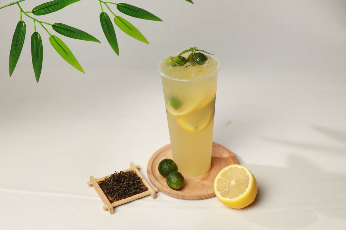 mrmenor2019's tweet photo. Make the perfect iced matcha latte in 2 mins! Whisk matcha powder + hot water, pour over ice, add oat milk, stir u0026 enjoy a creamy, energizing pick-me-up https://t.co/TDwTXFeLjH
