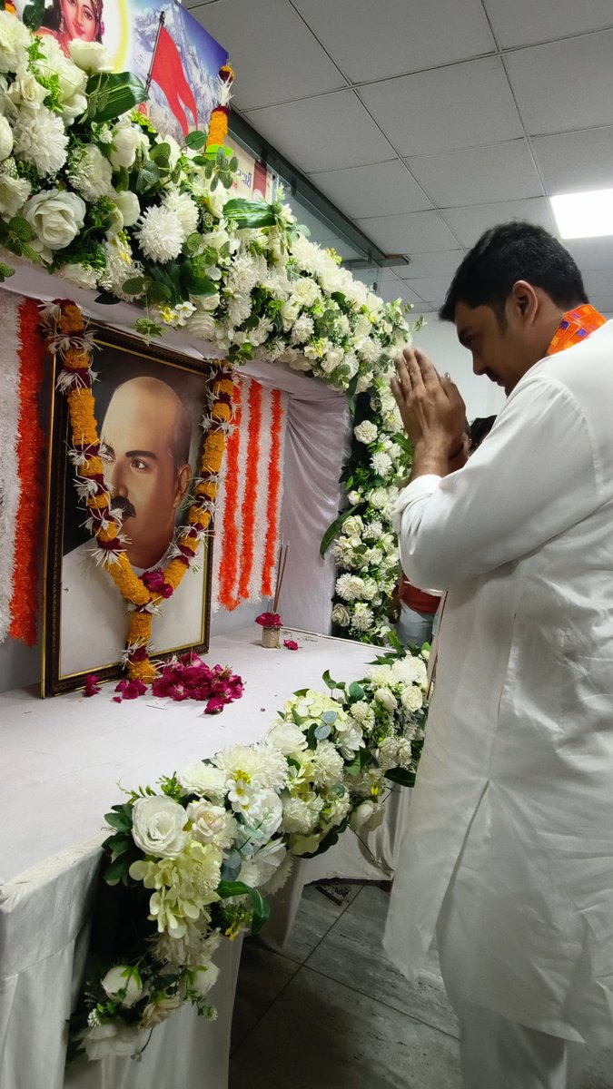 bjpneelrao's tweet photo. "એક દેશ, એક નિશાન અને એક વિધાન"ના પ્રણેતા શ્રદ્ધેય ડૉ. શ્યામાપ્રસાદ મુખર્જીના બલિદાન દિવસ નિમિત્તે પુષ્પાંજલિ અર્પણ કરી.

દેશપ્રેમ અને રાષ્ટ્રહિત માટે સમર્પિત તેમનું જીવન દરેક ભારતીય માટે પ્રેરણાદાયી છે એવા શ્રદ્ધેય ડૉ. શ્યામાપ્રસાદ મુખર્જીજીના બલિદાન દિવસ નિમિત્તે શ્રી કમલમ્ નર્મદા, રાજપીપલા ખાતે યશસ્વી ભાજપા પ્રદેશ અધ્યક્ષ શ્રી જગદીશભાઈ વિશ્વકર્માજી તથા પ્રદેશ મહામંત્રી શ્રી ડૉ. પ્રશાંતભાઈ કોરાટજીની પ્રેરક ઉપસ્થિતિમાં પુષ્પાંજલિ અર્પણ કરવામાં આવી.

આ પ્રસંગે ભરૂચ સાંસદ શ્રી મનસુખભાઈ વસાવાજી, નાંદોદ ધારાસભ્ય શ્રી ડૉ. દર્શનાબેન દેશમુખજી, જિલ્લા સંગઠન મહામંત્રી શ્રી આશિષભાઈ પટેલ જી, પ્રદેશ કારોબારી સભ્ય શ્રી હર્ષદભાઈ વસાવાજી, પ્રદેશ અદિજાતિ મોરચા મંત્રી શ્રી જીતેશભાઈ તડવીજી તેમજ જિલ્લા-તાલુકા સંગઠનના હોદ્દેદારો, ચૂંટાયેલા સભ્યો અને કાર્યકર્તાઓ ઉપસ્થિત રહ્યા હતા.

#Rajpila #Narmada #bjp #Gujarat