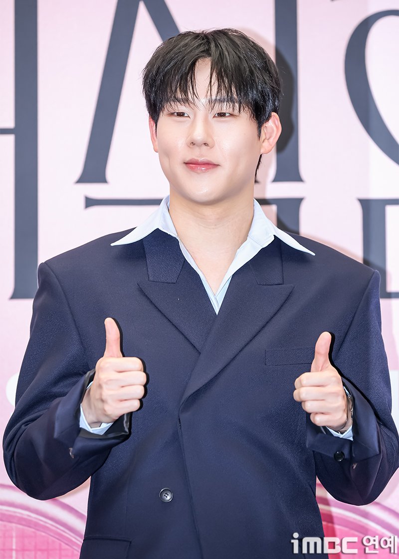 imbcenews's tweet photo. [포토] 몬스타엑스 주헌, 관찰 연애 예능 도전
#몬스타엑스 #MONSTAX #주헌 #연애예능 #연애실험실 #제작발표회 #iMBC연예

몬스타엑스(MONSTA X) 주헌이 23일 오후 서울 상암 스탠포드호텔에서 열린 넷플릭스 예능 ‘연애실험실’ 제작발표회에 참석해 포즈를 취하고 있다.

🔗https://t.co/VbxEPaxdNh https://t.co/VZraJ4a6lP