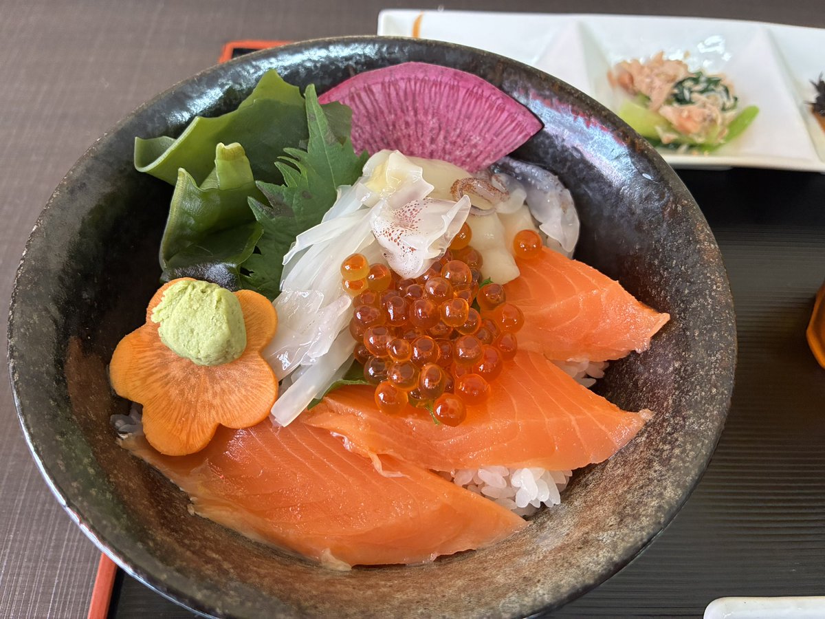uchii4's tweet photo. 「北海道で味わう美食と絶景の旅」に参加してます（3日目最終日）😊

朝風呂と朝食を済ませて五稜郭公園へ、昼食は函館朝市で「活イカ丼」のはずが🦑の水揚げが足らず急遽「海鮮丼に変更😂
そしてベイエリアを散策🚌

はやぶさ36号で大宮駅に向かいます🚅

#五稜郭公園
#函館朝市
#函館ベイエリア https://t.co/8vUVLHvBAT