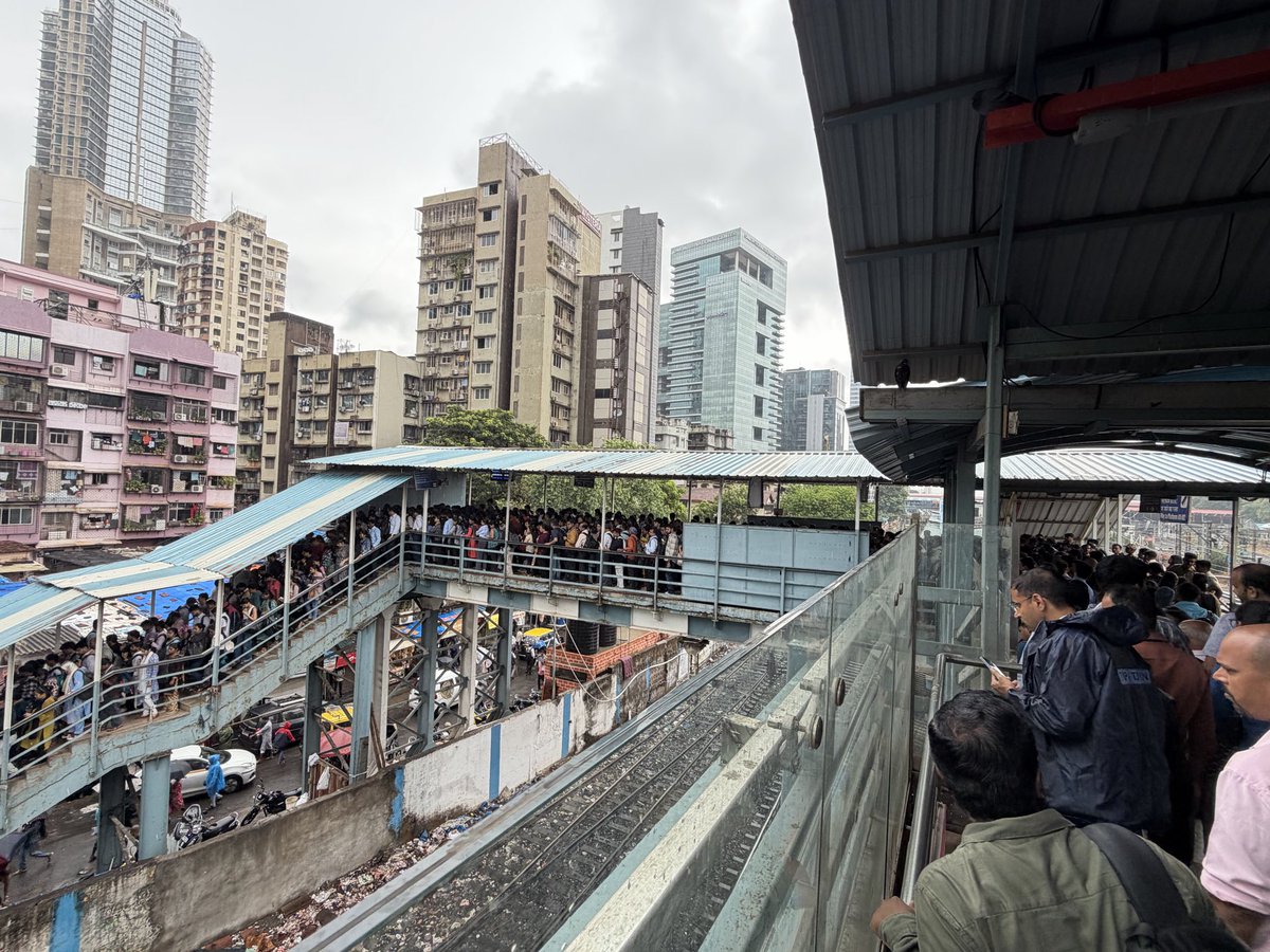 itsvishals's tweet photo. First showers and this is the situation in the Prabhadevi one of the biggest corporate hubs of Mumbai #mumbai #mumbairains #prabhadevi https://t.co/3w4cGpkkCi