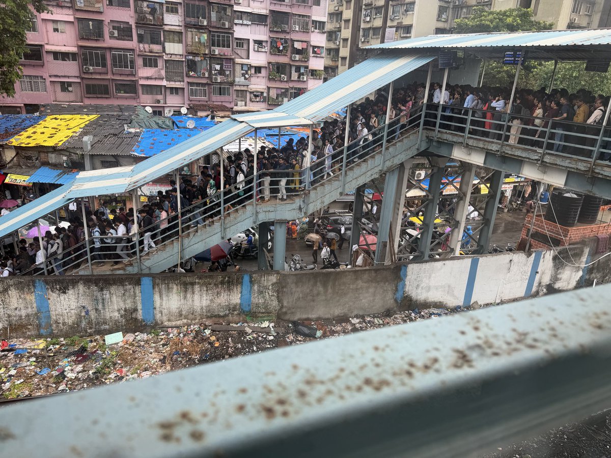 itsvishals's tweet photo. First showers and this is the situation in the Prabhadevi one of the biggest corporate hubs of Mumbai #mumbai #mumbairains #prabhadevi https://t.co/3w4cGpkkCi