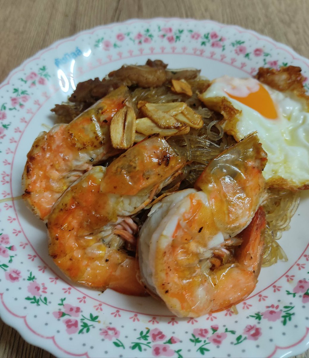 Ladies_COFFEE7's tweet photo. มื้อเที่ยงเวียนมาอีกแล้วว ทานอะไรกันคะมื้อเที่ยง วันนี้มี กุ้งอบวุ้นเส้น + ไข่ดาวค่ะ 😁👍🏻

#วันนี้ชาวติ้กฟ้ากินอะไร https://t.co/LsIBYPFidQ