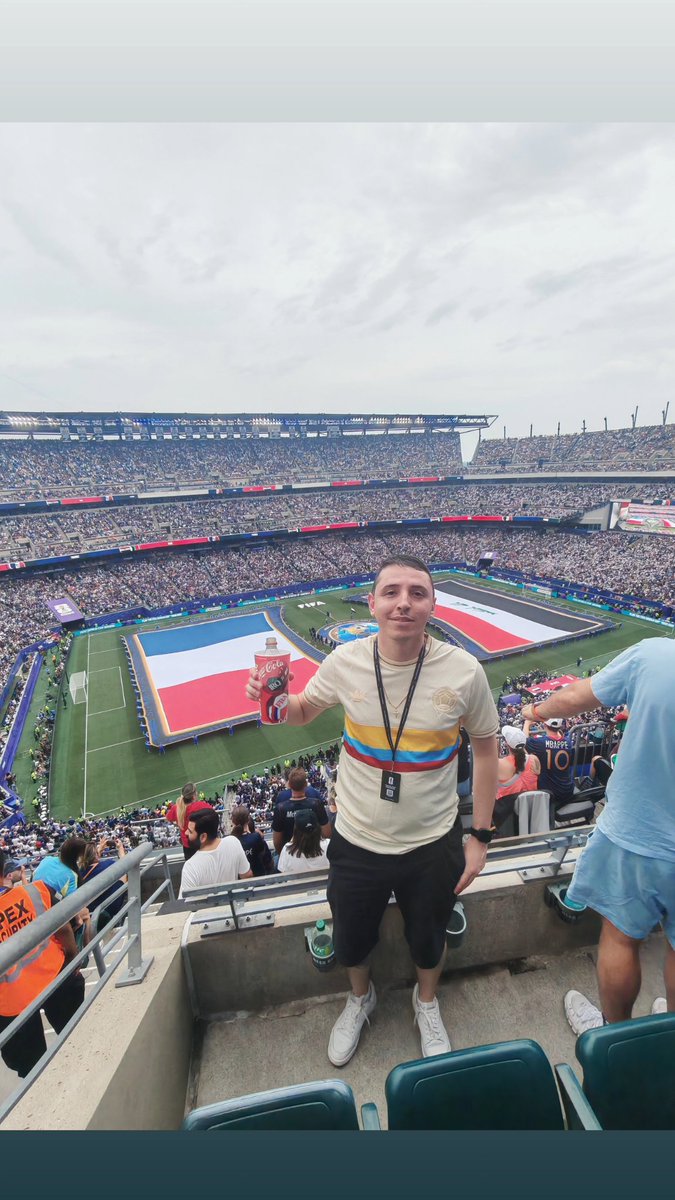 CamargoHellman's tweet photo. Futbolero soy... #MiPrimerMundial #fifaworldcup https://t.co/kZnoXPMyD9