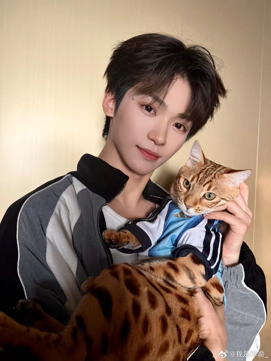 iampk_z's tweet photo. [260623] ZiYu Weibo Update

Bringing Big Fish and Little Eleven together to watch the World Cup!!!

#ZiYu #梓渝 https://t.co/IEHdXPGbha