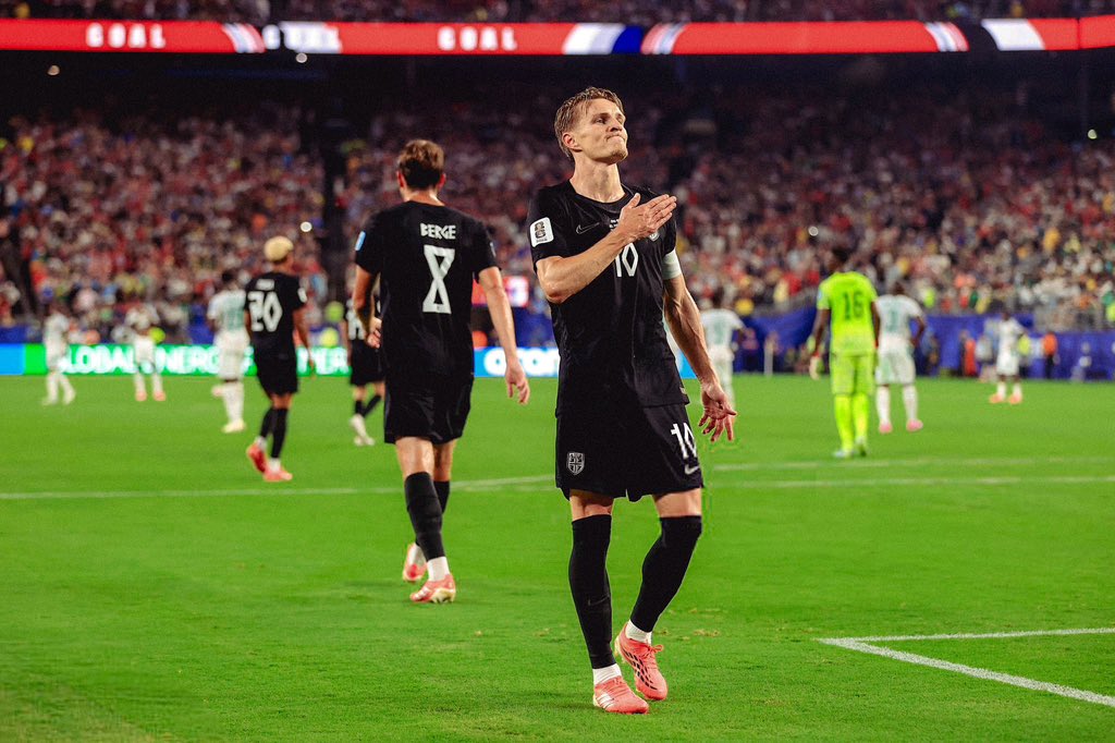 DammitArsenal's tweet photo. Selling the captain who led us to our first league title in 22 years?? Absolutely deranged take.

Yes, rotate him more. Yes, keep him healthy. But this man is one of the best creative midfielders on the planet, a proven leader, and has the engine of a freight train. https://t.co/fLhkJ9pufV